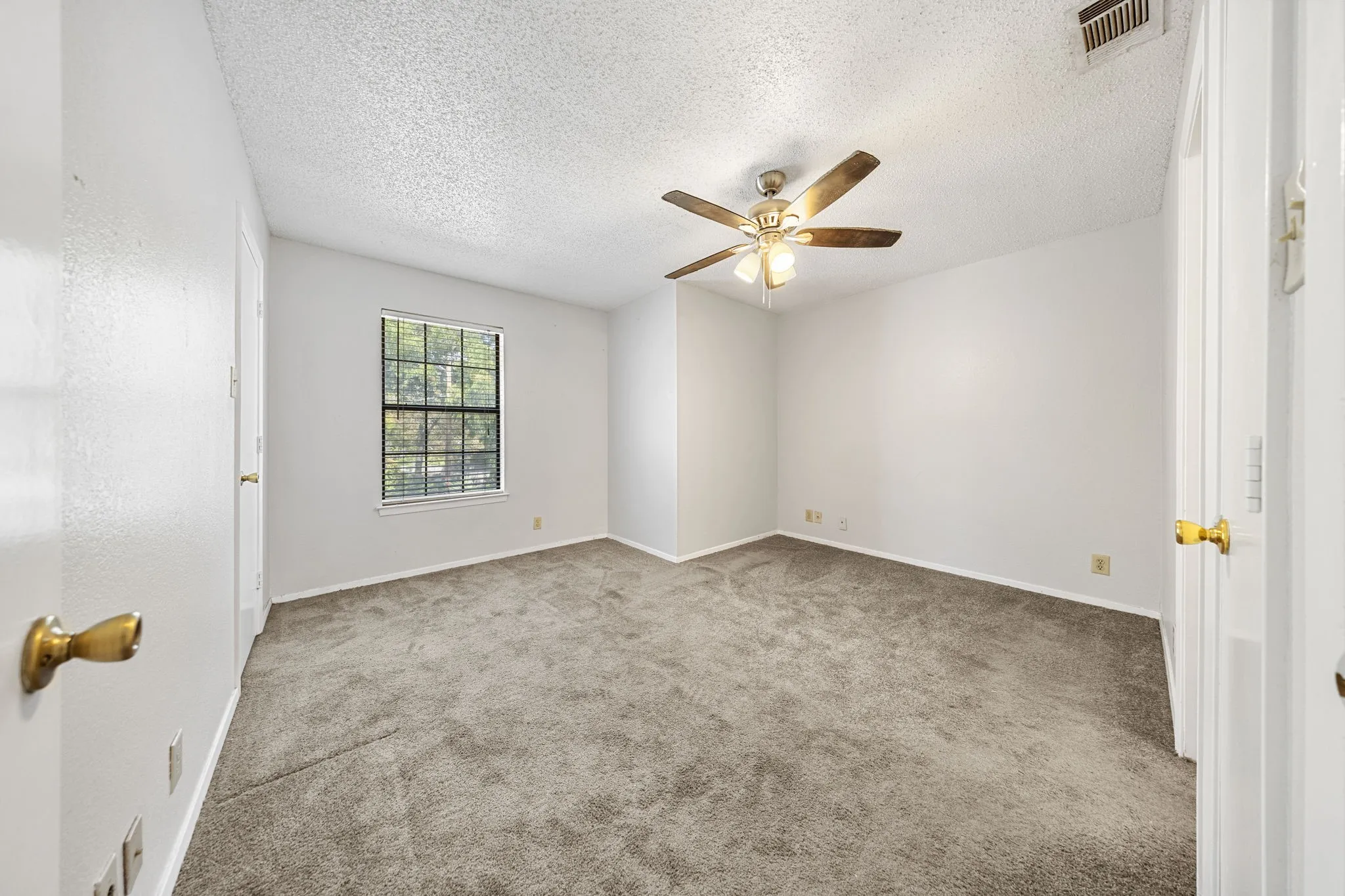 Townhouse For Rent in Denton County , 929 W Hickory Street A4, Denton, Texas 76201, 2 Bedroom, 3 Bathroom, Garage spaces, 1,047 Sqft, built in 1985, mls#21366612, Real Estate Agent in Denton, Homes For Rent in Denton county, Homes For Rent in Denton, Realtor in Denton Texas, Real Estate Brokerage Independent Realty Texas, Luminita Cordes Realtor
