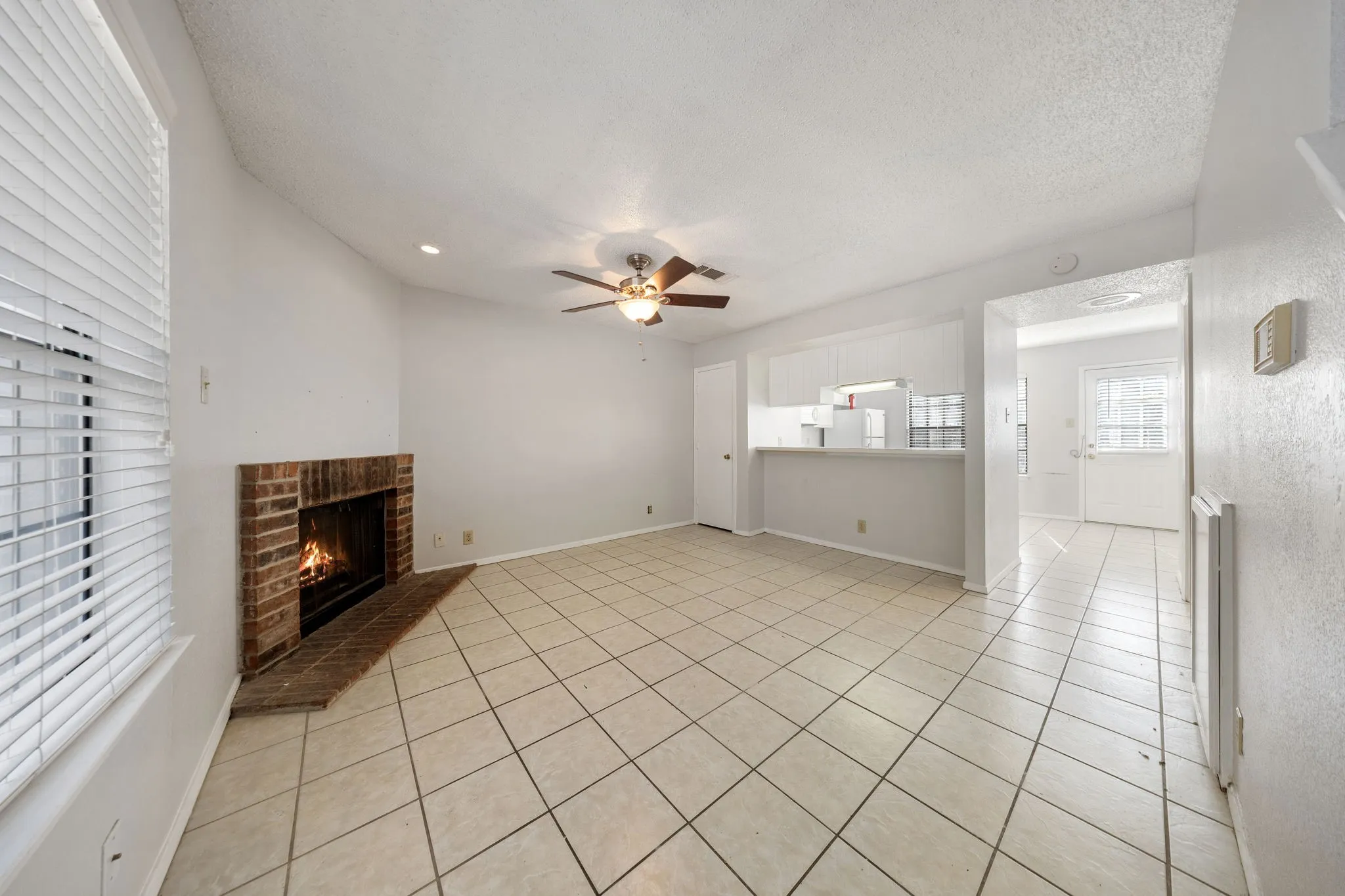 Townhouse For Rent in Denton County , 929 W Hickory Street A4, Denton, Texas 76201, 2 Bedroom, 3 Bathroom, Garage spaces, 1,047 Sqft, built in 1985, mls#21366612, Real Estate Agent in Denton, Homes For Rent in Denton county, Homes For Rent in Denton, Realtor in Denton Texas, Real Estate Brokerage Independent Realty Texas, Luminita Cordes Realtor