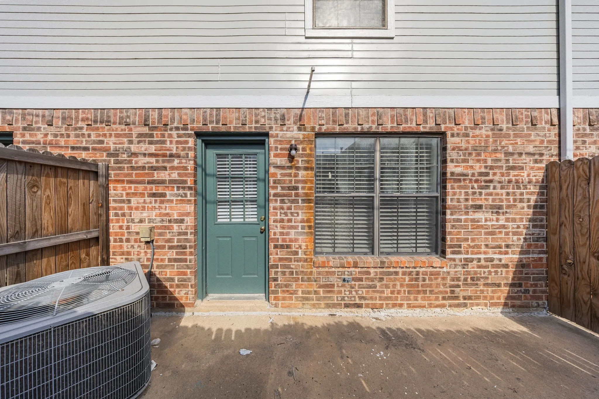 Townhouse For Rent in Denton County , 929 W Hickory Street A4, Denton, Texas 76201, 2 Bedroom, 3 Bathroom, Garage spaces, 1,047 Sqft, built in 1985, mls#21366612, Real Estate Agent in Denton, Homes For Rent in Denton county, Homes For Rent in Denton, Realtor in Denton Texas, Real Estate Brokerage Independent Realty Texas, Luminita Cordes Realtor