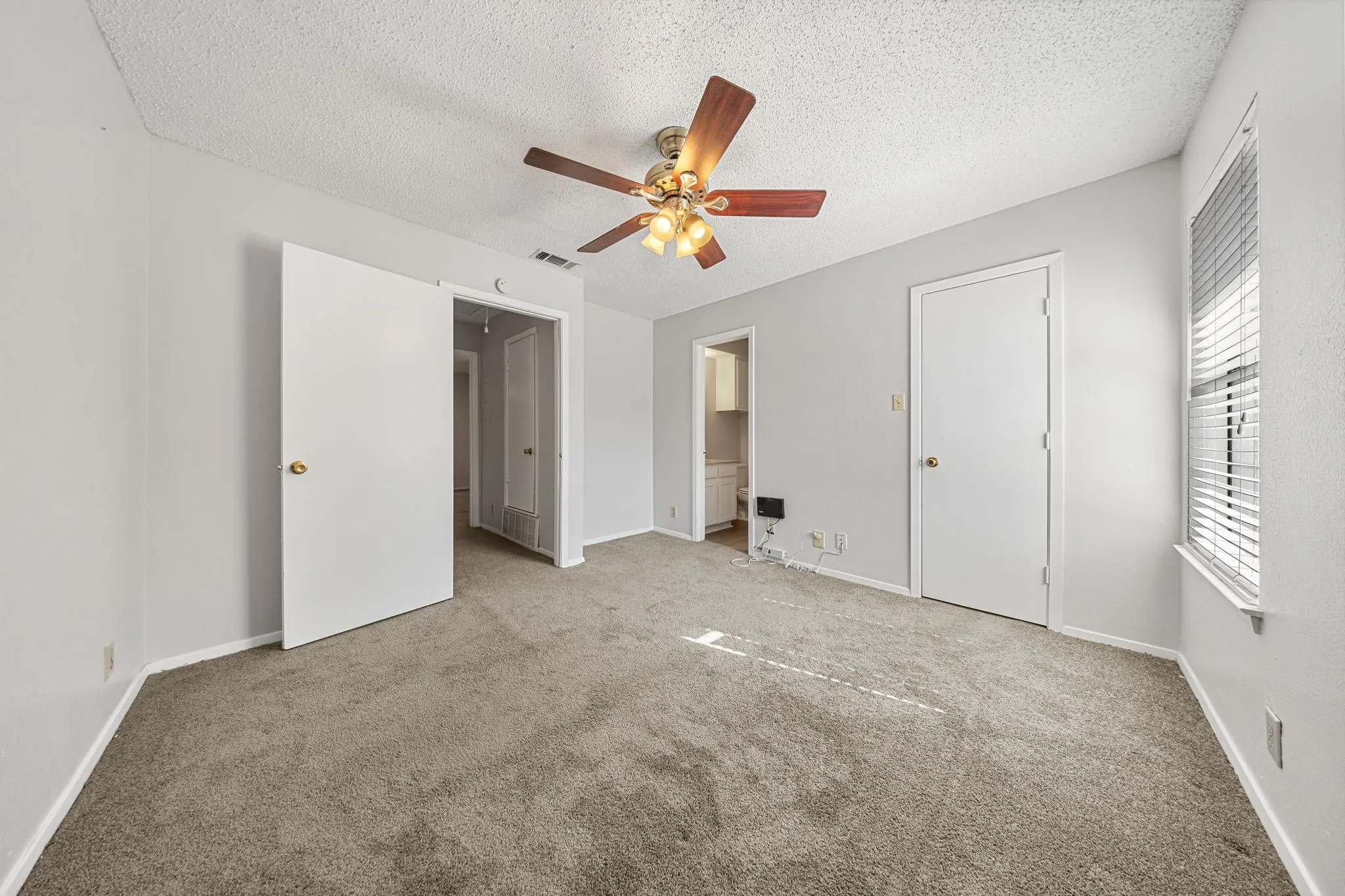 Townhouse For Rent in Denton County , 929 W Hickory Street A4, Denton, Texas 76201, 2 Bedroom, 3 Bathroom, Garage spaces, 1,047 Sqft, built in 1985, mls#21366612, Real Estate Agent in Denton, Homes For Rent in Denton county, Homes For Rent in Denton, Realtor in Denton Texas, Real Estate Brokerage Independent Realty Texas, Luminita Cordes Realtor