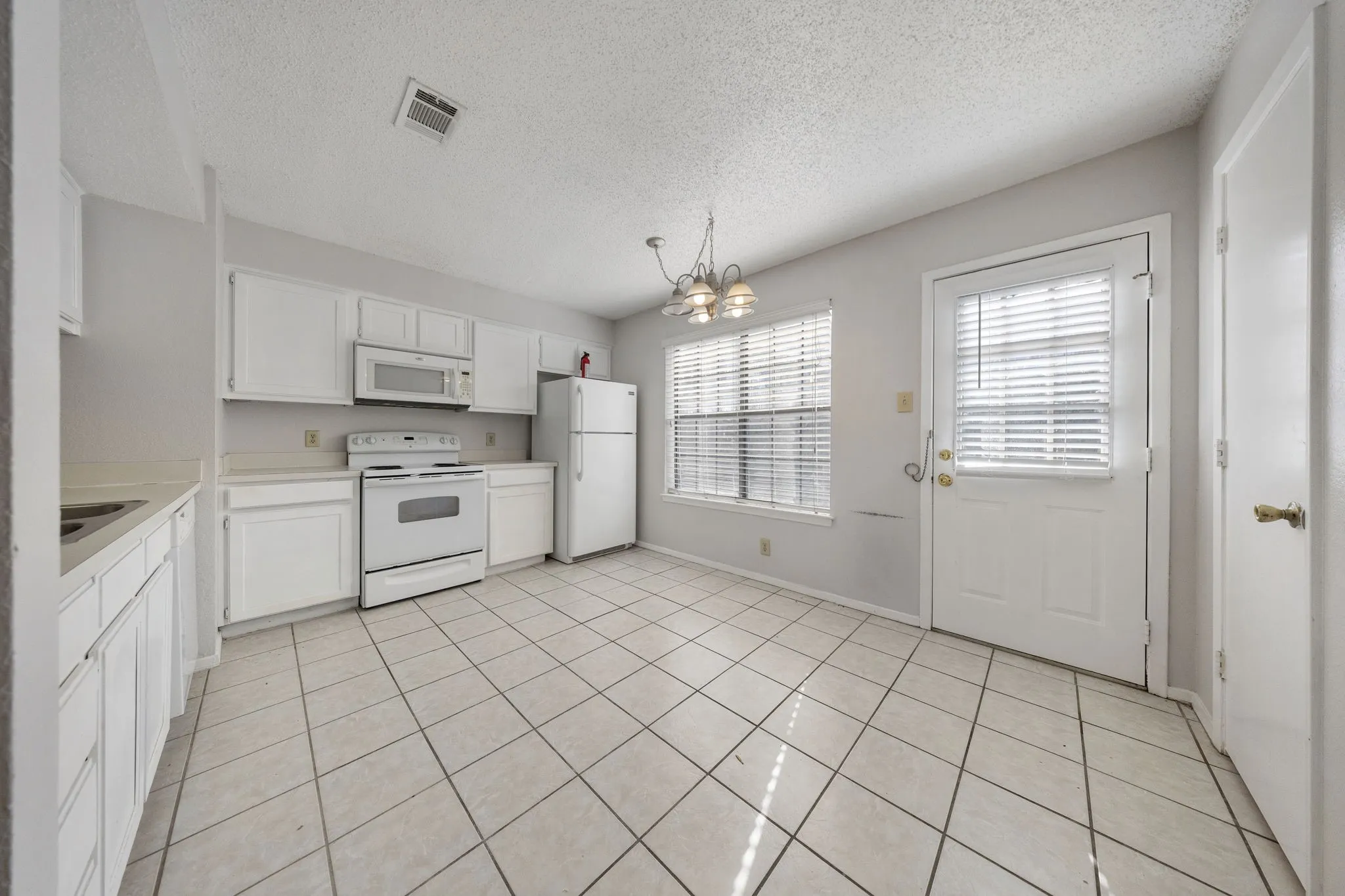 Townhouse For Rent in Denton County , 929 W Hickory Street A4, Denton, Texas 76201, 2 Bedroom, 3 Bathroom, Garage spaces, 1,047 Sqft, built in 1985, mls#21366612, Real Estate Agent in Denton, Homes For Rent in Denton county, Homes For Rent in Denton, Realtor in Denton Texas, Real Estate Brokerage Independent Realty Texas, Luminita Cordes Realtor