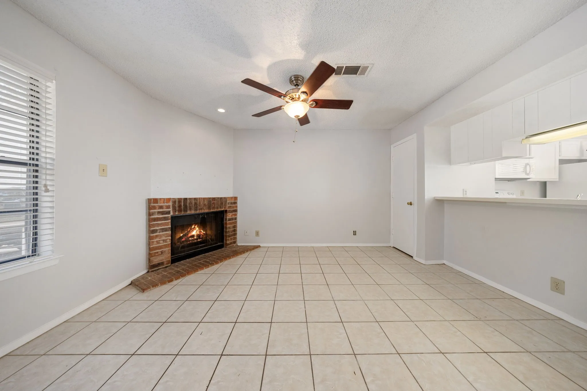 Townhouse For Rent in Denton County , 929 W Hickory Street A4, Denton, Texas 76201, 2 Bedroom, 3 Bathroom, Garage spaces, 1,047 Sqft, built in 1985, mls#21366612, Real Estate Agent in Denton, Homes For Rent in Denton county, Homes For Rent in Denton, Realtor in Denton Texas, Real Estate Brokerage Independent Realty Texas, Luminita Cordes Realtor