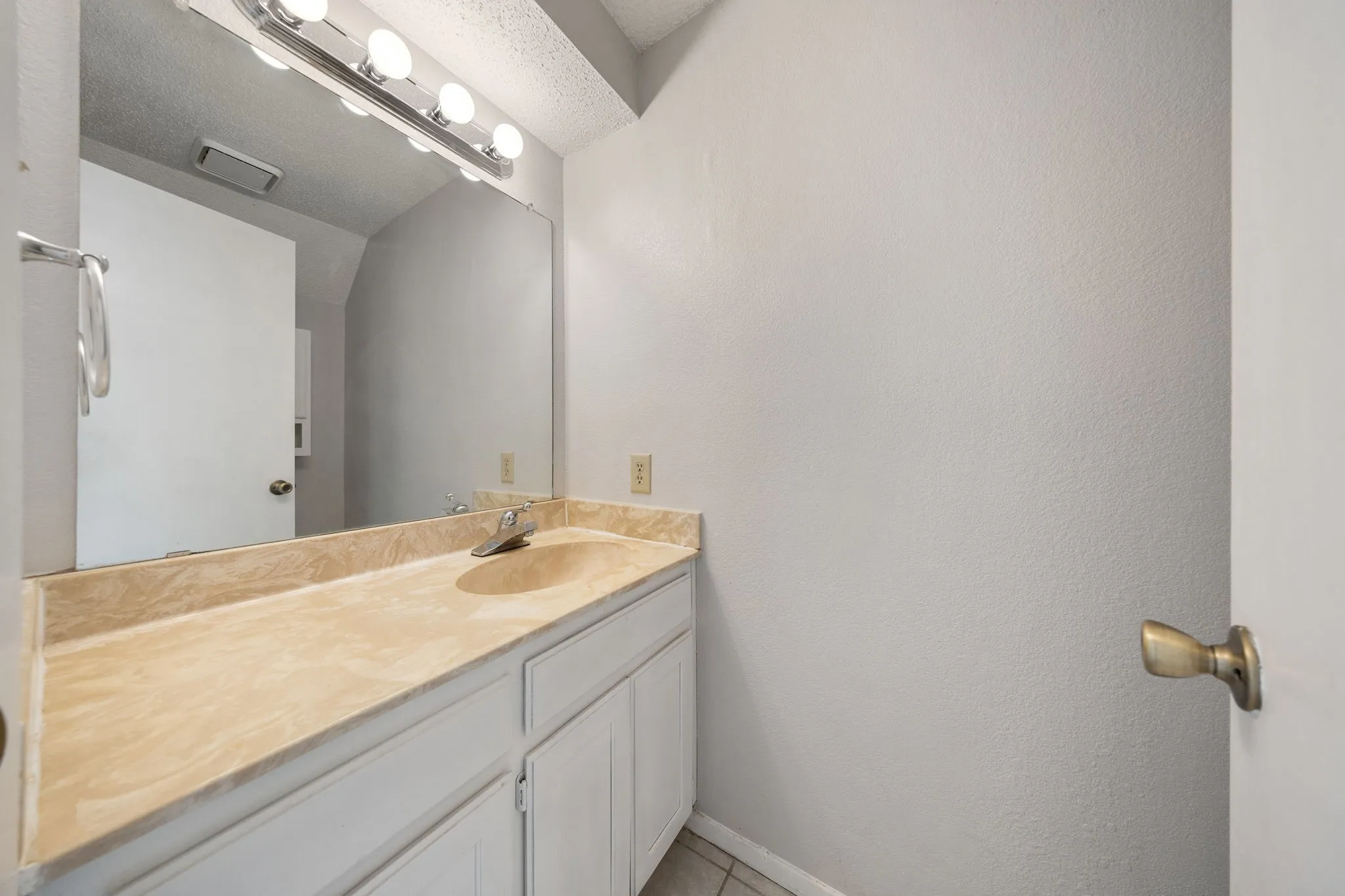Townhouse For Rent in Denton County , 929 W Hickory Street A4, Denton, Texas 76201, 2 Bedroom, 3 Bathroom, Garage spaces, 1,047 Sqft, built in 1985, mls#21366612, Real Estate Agent in Denton, Homes For Rent in Denton county, Homes For Rent in Denton, Realtor in Denton Texas, Real Estate Brokerage Independent Realty Texas, Luminita Cordes Realtor