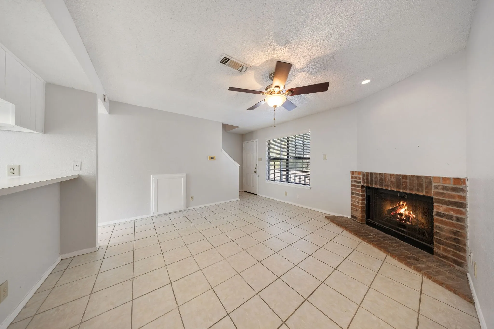 Townhouse For Rent in Denton County , 929 W Hickory Street A4, Denton, Texas 76201, 2 Bedroom, 3 Bathroom, Garage spaces, 1,047 Sqft, built in 1985, mls#21366612, Real Estate Agent in Denton, Homes For Rent in Denton county, Homes For Rent in Denton, Realtor in Denton Texas, Real Estate Brokerage Independent Realty Texas, Luminita Cordes Realtor