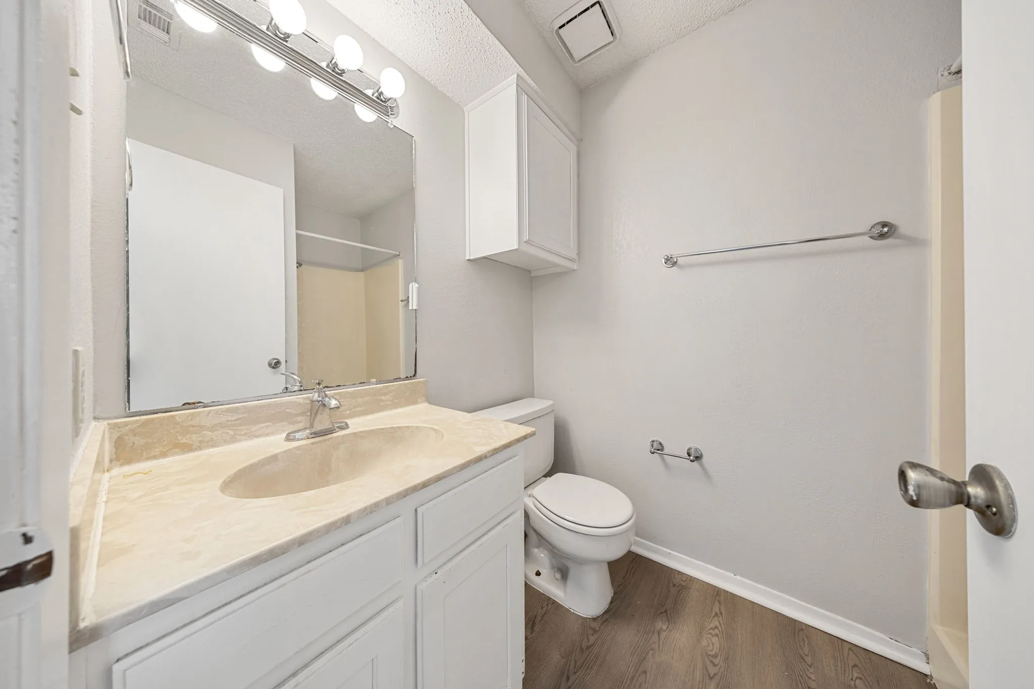 Townhouse For Rent in Denton County , 929 W Hickory Street A4, Denton, Texas 76201, 2 Bedroom, 3 Bathroom, Garage spaces, 1,047 Sqft, built in 1985, mls#21366612, Real Estate Agent in Denton, Homes For Rent in Denton county, Homes For Rent in Denton, Realtor in Denton Texas, Real Estate Brokerage Independent Realty Texas, Luminita Cordes Realtor