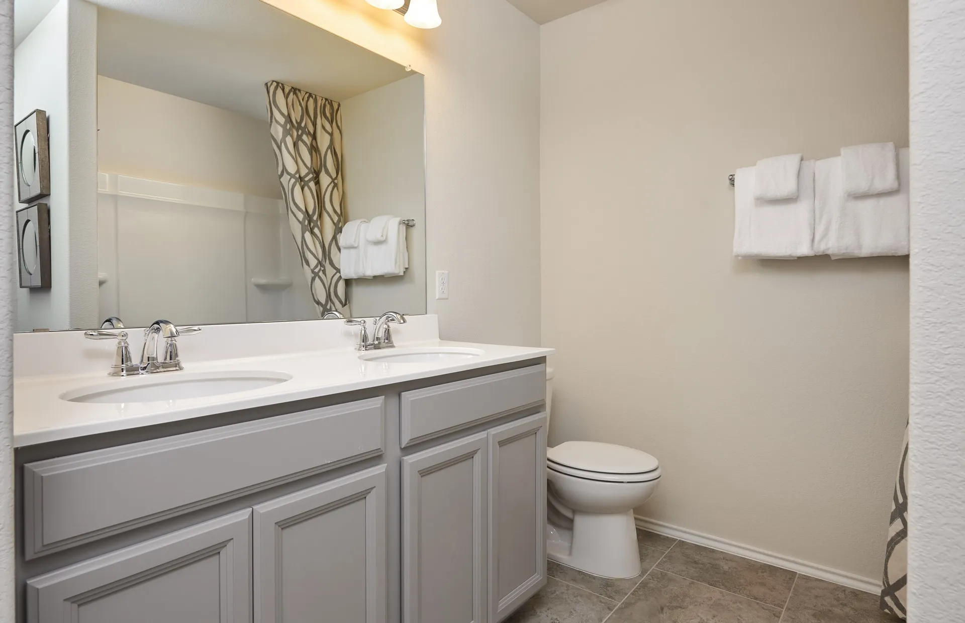 *Model Representation - Spacious secondary bathroom