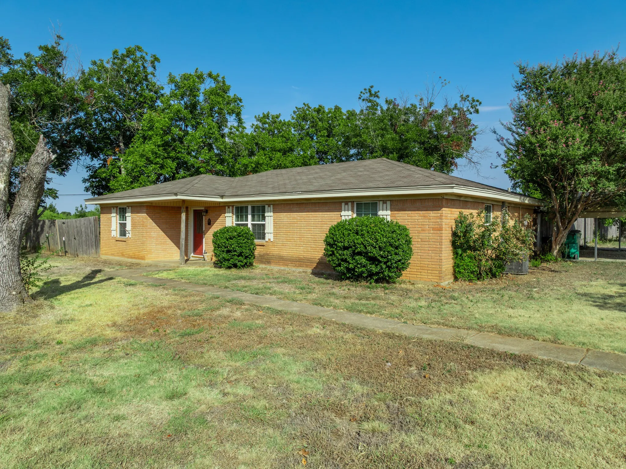 Single Family Residence For Sale in Mc Lennan County , 205 Rabbit Run, Woodway, Texas 76712, 3 Bedroom, 2 Bathroom, Garage spaces, 1,450 Sqft, built in 1955, mls#21371896, Real Estate Agent in Woodway, Homes For Sale in Mc Lennan county, Homes For Sale in Woodway, Realtor in Woodway Texas, Real Estate Brokerage Independent Realty Texas, Luminita Cordes Realtor