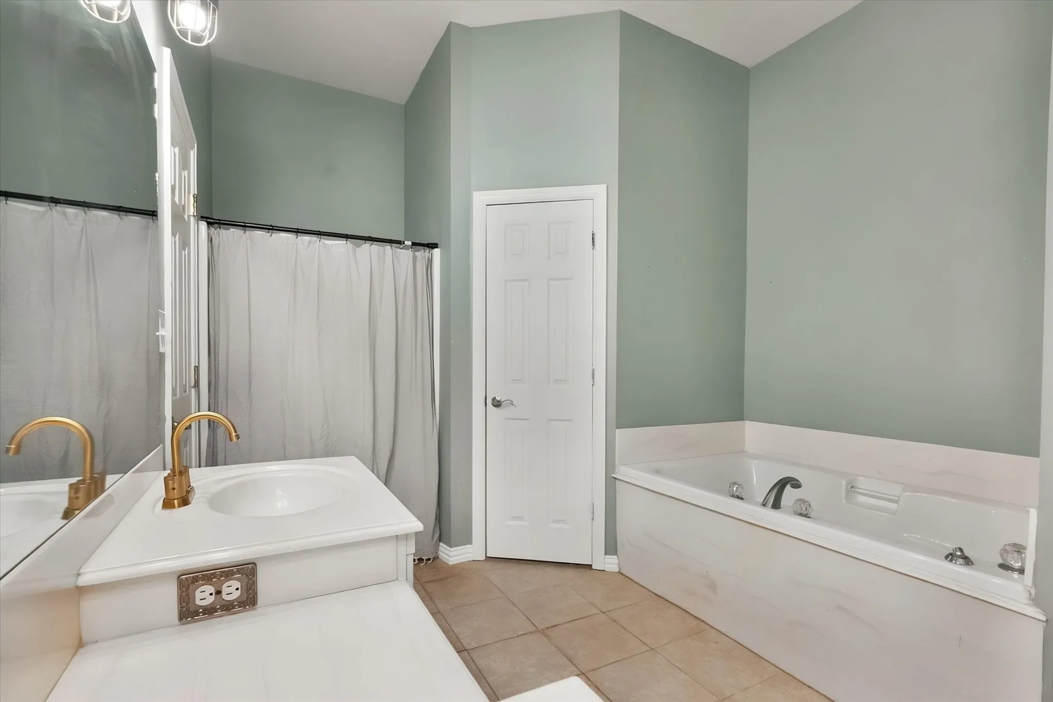 And a soaking tub with separate shower.