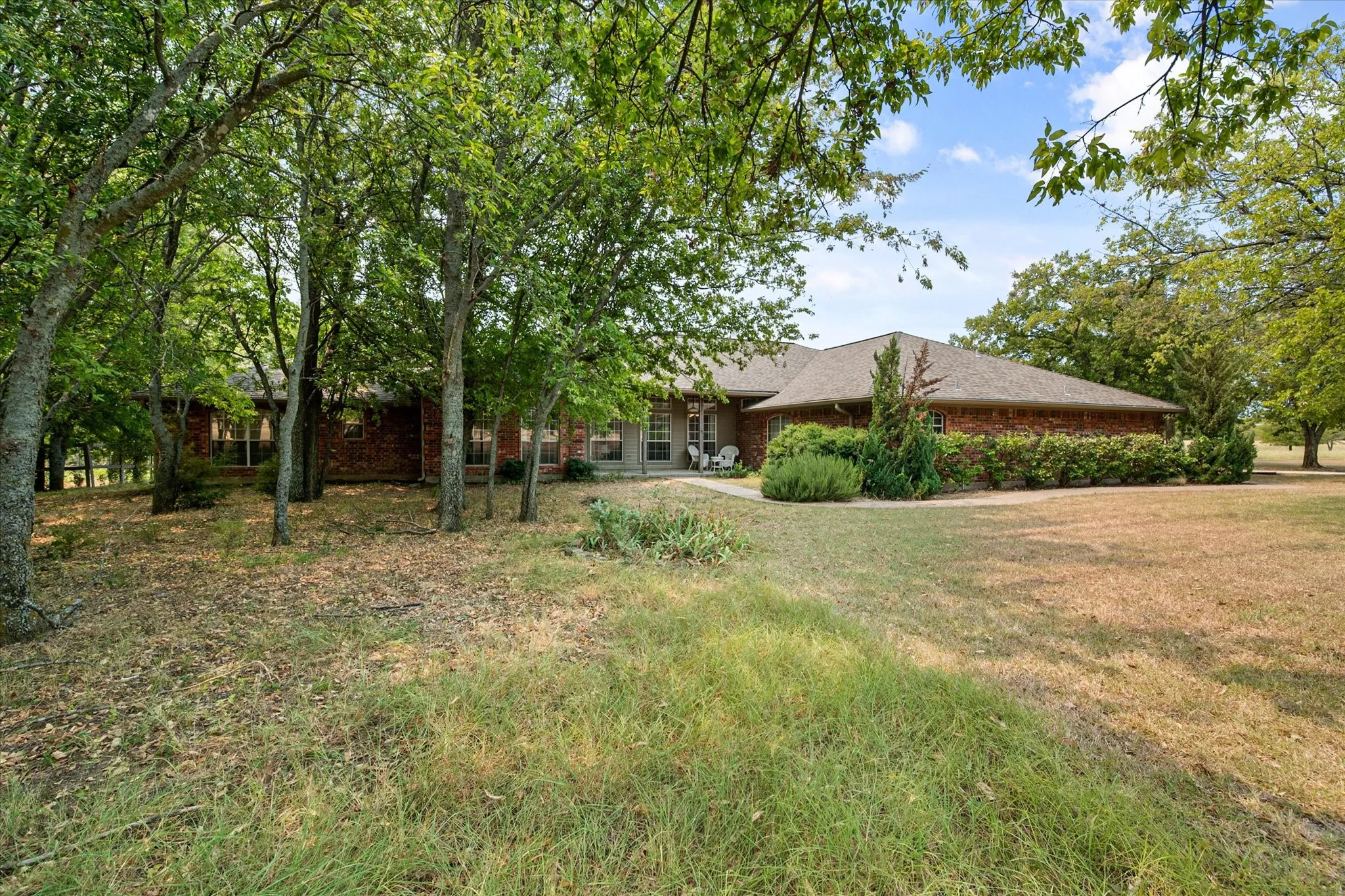 Single Family Residence For Sale in Wise County , 215 Red Baron Drive, Rhome, Texas 76078, 5 Bedroom, 5 Bathroom, 2 Garage spaces, 3,317 Sqft, built in 2002, mls#21370312, Real Estate Agent in Rhome, Homes For Sale in Wise county, Homes For Sale in Rhome, Realtor in Rhome Texas, Real Estate Brokerage Independent Realty Texas, Luminita Cordes Realtor
