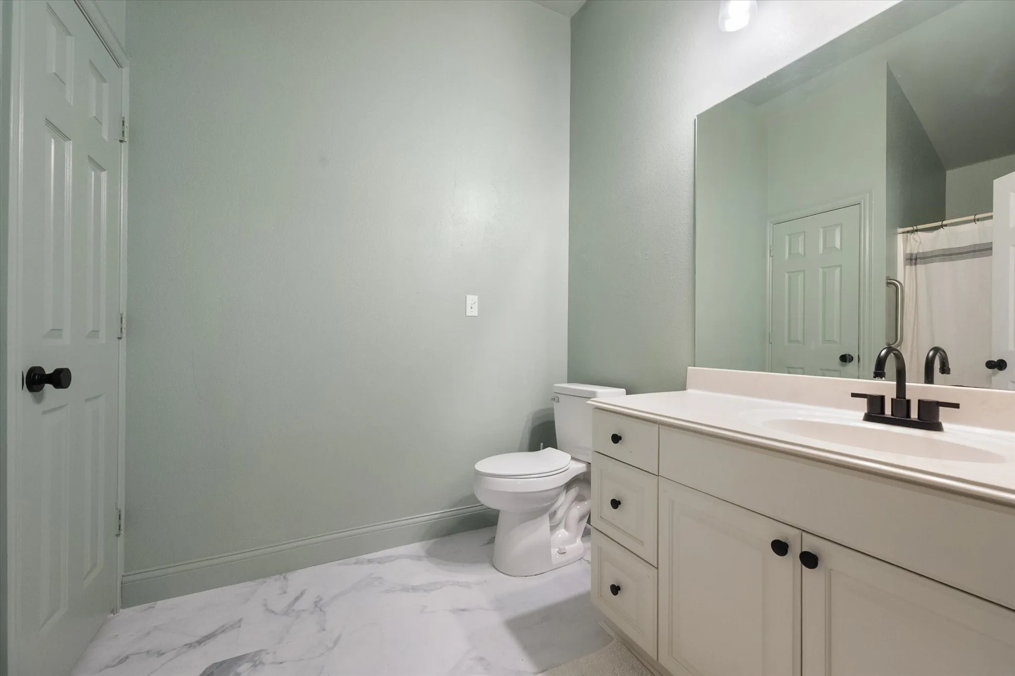Full bathroom 4