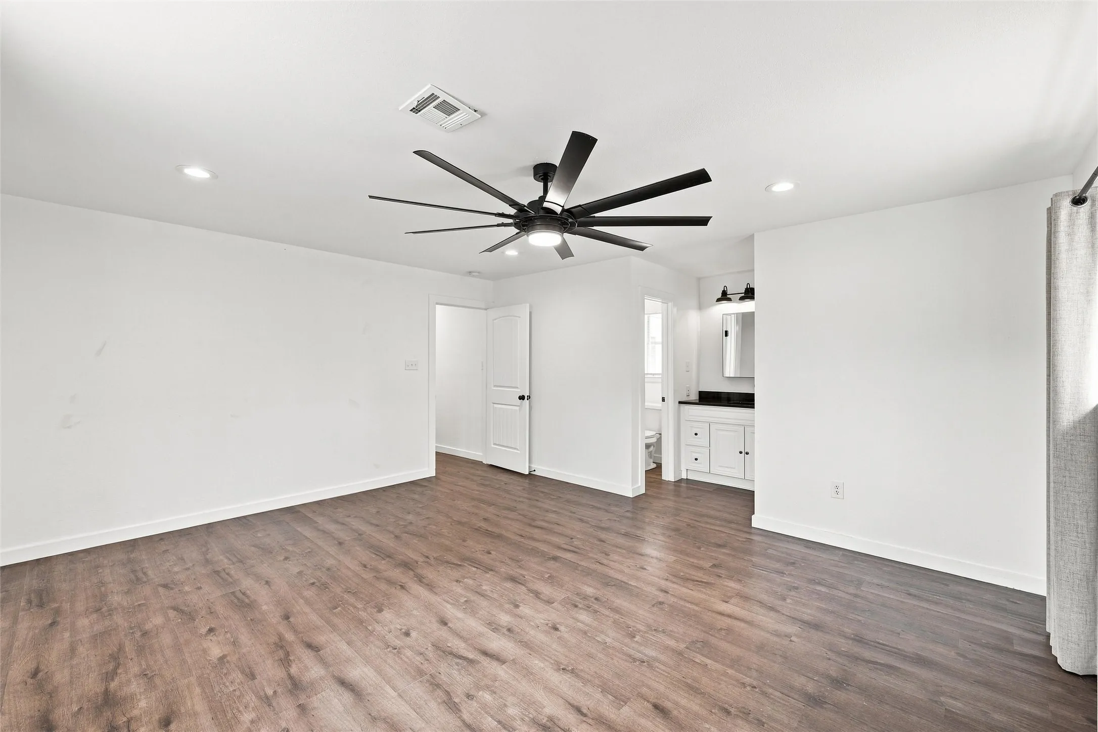 Single Family Residence For Sale in Mc Lennan County , 1113 Victoria Street, Bellmead, Texas 76705, 3 Bedroom, 2 Bathroom, 2 Garage spaces, 1,385 Sqft, built in 1972, mls#21362747, Real Estate Agent in Bellmead, Homes For Sale in Mc Lennan county, Homes For Sale in Bellmead, Realtor in Bellmead Texas, Real Estate Brokerage Independent Realty Texas, Luminita Cordes Realtor