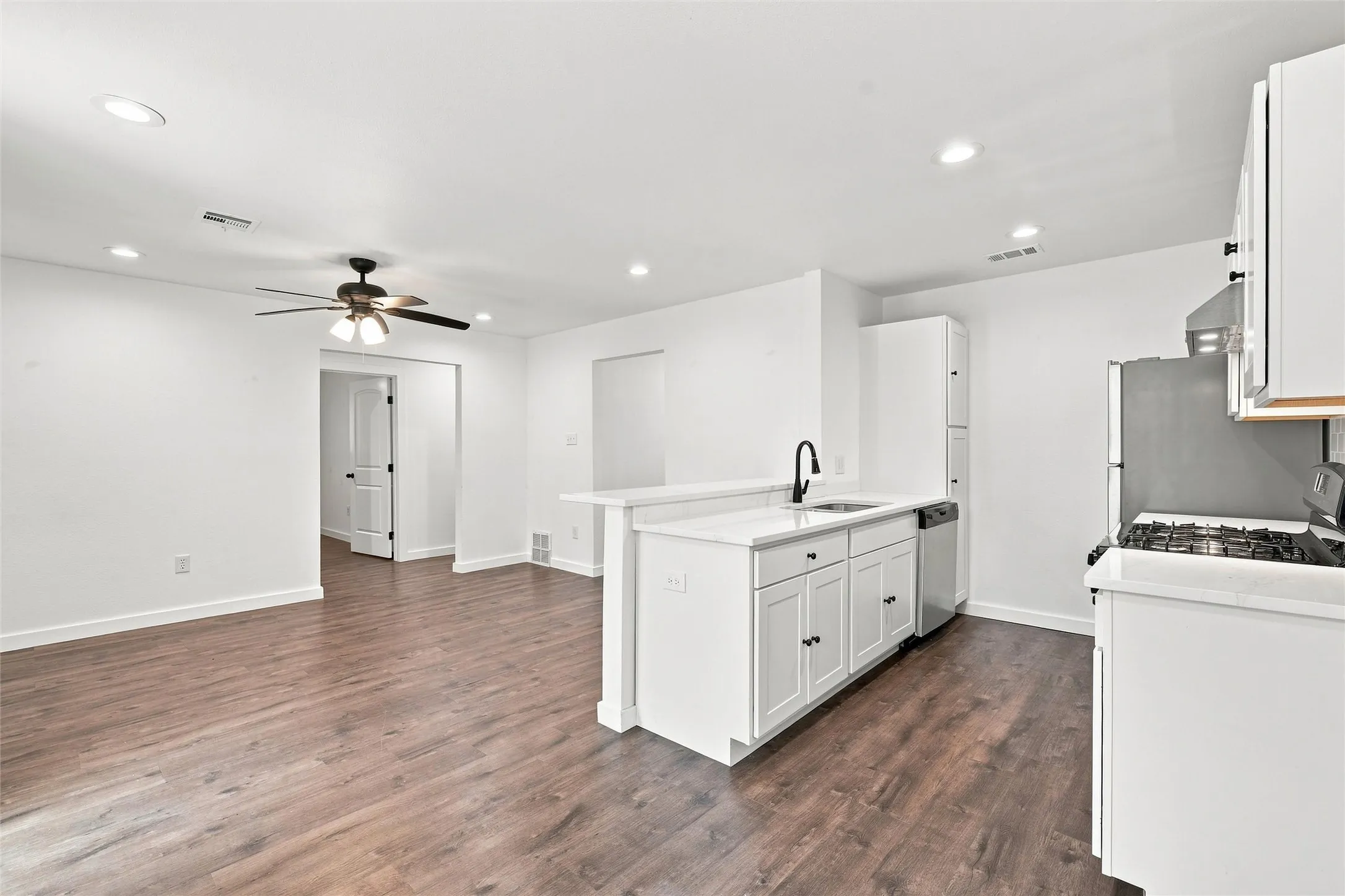 Single Family Residence For Sale in Mc Lennan County , 1113 Victoria Street, Bellmead, Texas 76705, 3 Bedroom, 2 Bathroom, 2 Garage spaces, 1,385 Sqft, built in 1972, mls#21362747, Real Estate Agent in Bellmead, Homes For Sale in Mc Lennan county, Homes For Sale in Bellmead, Realtor in Bellmead Texas, Real Estate Brokerage Independent Realty Texas, Luminita Cordes Realtor