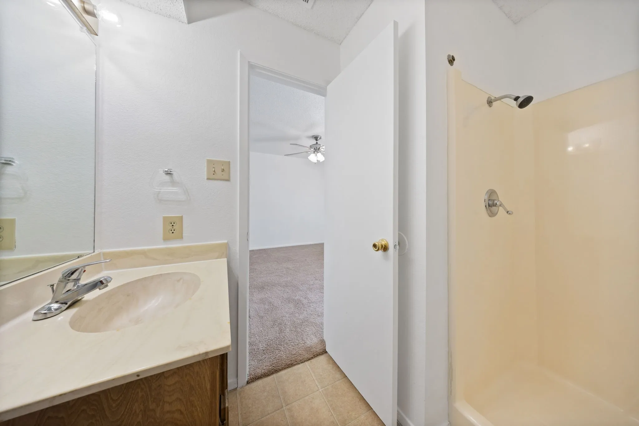 Condominium For Rent in Denton County , 929 W Hickory Street A5, Denton, Texas 76201, 2 Bedroom, 3 Bathroom, Garage spaces, 1,047 Sqft, built in 1985, mls#21366519, Real Estate Agent in Denton, Homes For Rent in Denton county, Homes For Rent in Denton, Realtor in Denton Texas, Real Estate Brokerage Independent Realty Texas, Luminita Cordes Realtor