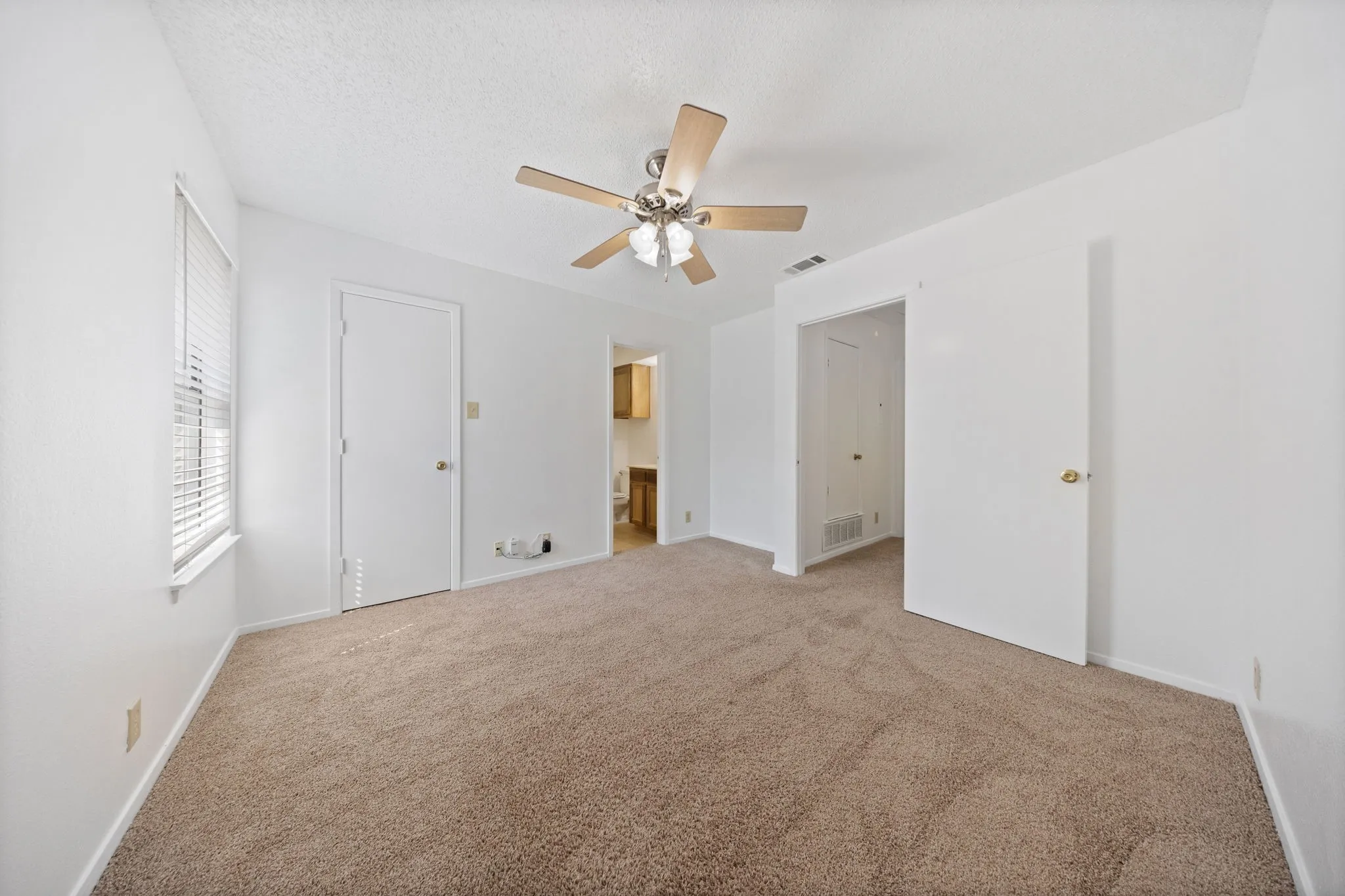 Condominium For Rent in Denton County , 929 W Hickory Street A5, Denton, Texas 76201, 2 Bedroom, 3 Bathroom, Garage spaces, 1,047 Sqft, built in 1985, mls#21366519, Real Estate Agent in Denton, Homes For Rent in Denton county, Homes For Rent in Denton, Realtor in Denton Texas, Real Estate Brokerage Independent Realty Texas, Luminita Cordes Realtor