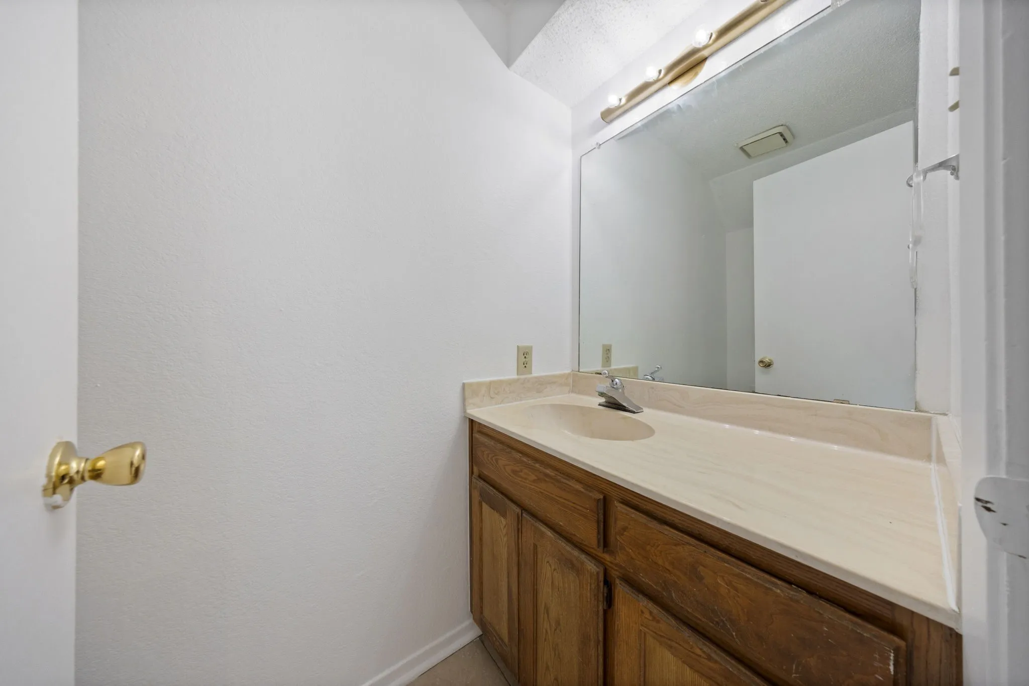 Condominium For Rent in Denton County , 929 W Hickory Street A5, Denton, Texas 76201, 2 Bedroom, 3 Bathroom, Garage spaces, 1,047 Sqft, built in 1985, mls#21366519, Real Estate Agent in Denton, Homes For Rent in Denton county, Homes For Rent in Denton, Realtor in Denton Texas, Real Estate Brokerage Independent Realty Texas, Luminita Cordes Realtor