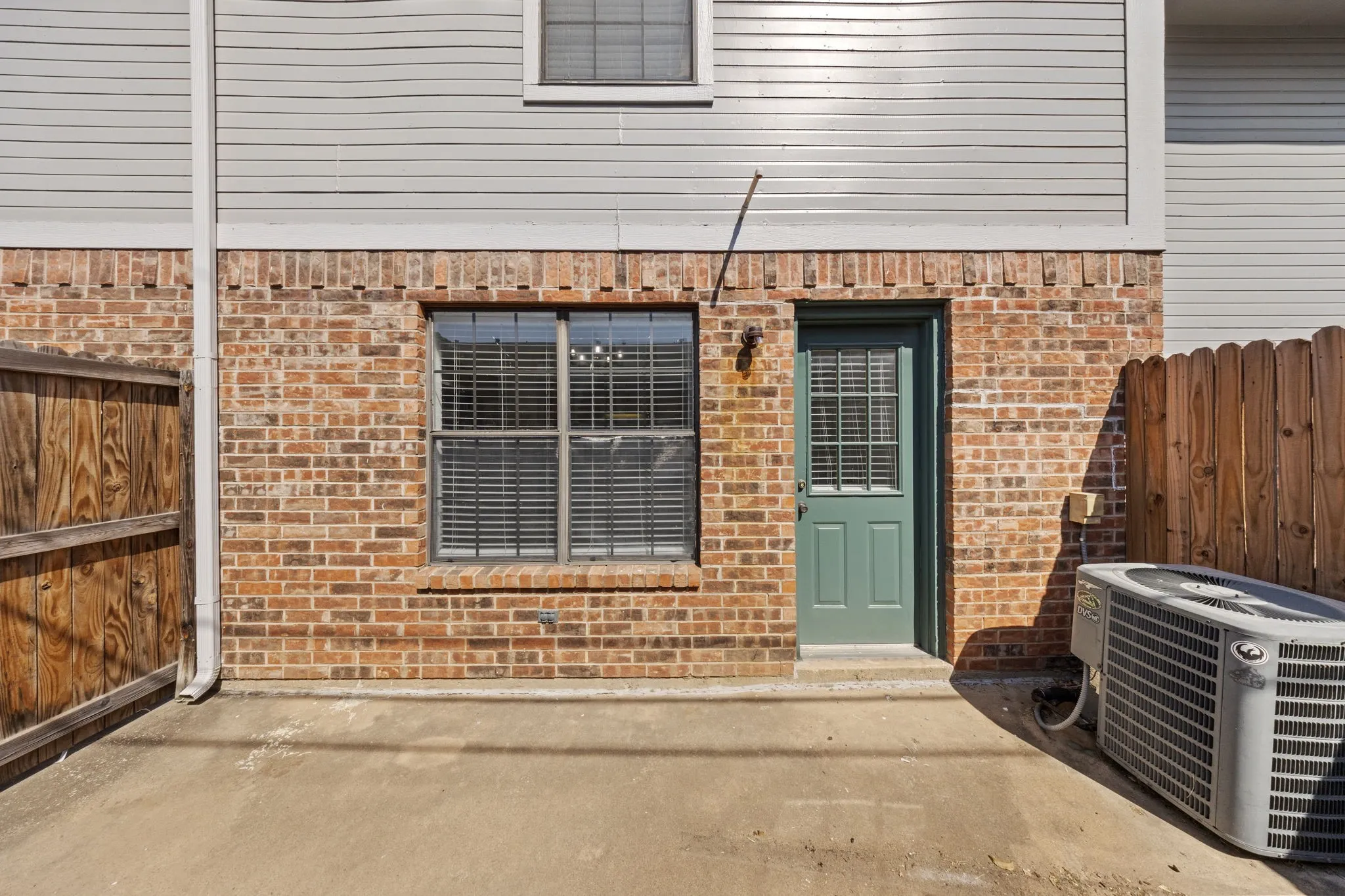 Condominium For Rent in Denton County , 929 W Hickory Street A5, Denton, Texas 76201, 2 Bedroom, 3 Bathroom, Garage spaces, 1,047 Sqft, built in 1985, mls#21366519, Real Estate Agent in Denton, Homes For Rent in Denton county, Homes For Rent in Denton, Realtor in Denton Texas, Real Estate Brokerage Independent Realty Texas, Luminita Cordes Realtor
