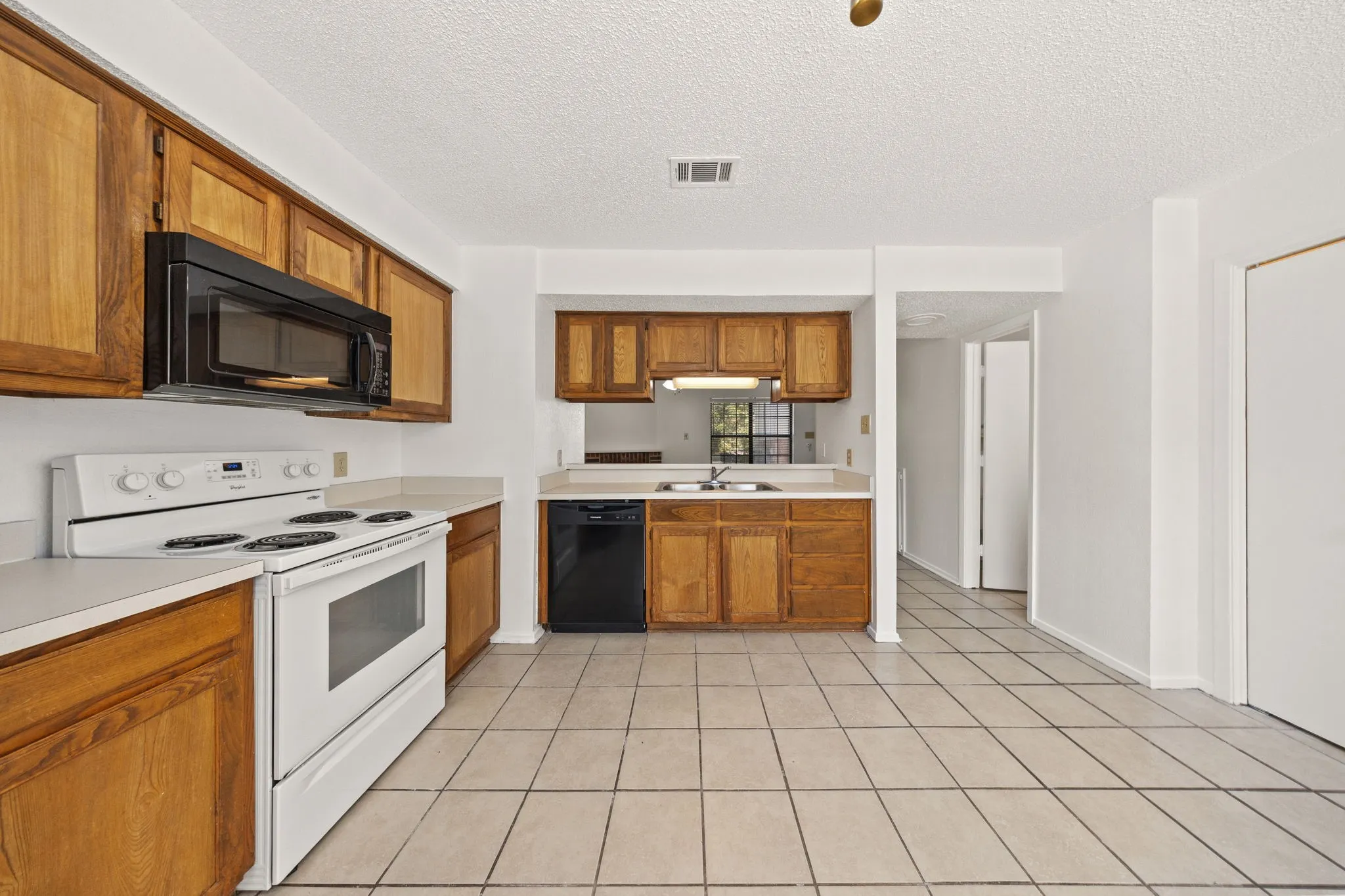 Condominium For Rent in Denton County , 929 W Hickory Street A5, Denton, Texas 76201, 2 Bedroom, 3 Bathroom, Garage spaces, 1,047 Sqft, built in 1985, mls#21366519, Real Estate Agent in Denton, Homes For Rent in Denton county, Homes For Rent in Denton, Realtor in Denton Texas, Real Estate Brokerage Independent Realty Texas, Luminita Cordes Realtor