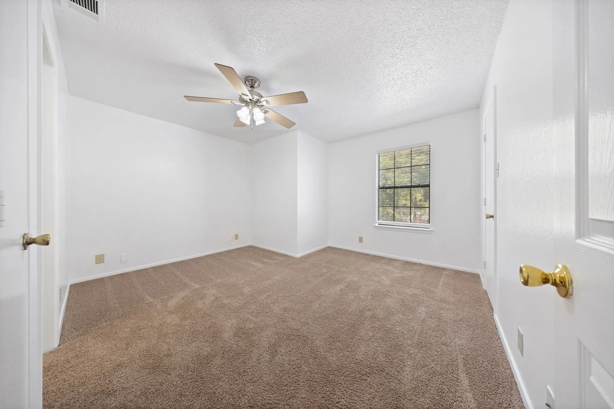 Condominium For Rent in Denton County , 929 W Hickory Street A5, Denton, Texas 76201, 2 Bedroom, 3 Bathroom, Garage spaces, 1,047 Sqft, built in 1985, mls#21366519, Real Estate Agent in Denton, Homes For Rent in Denton county, Homes For Rent in Denton, Realtor in Denton Texas, Real Estate Brokerage Independent Realty Texas, Luminita Cordes Realtor