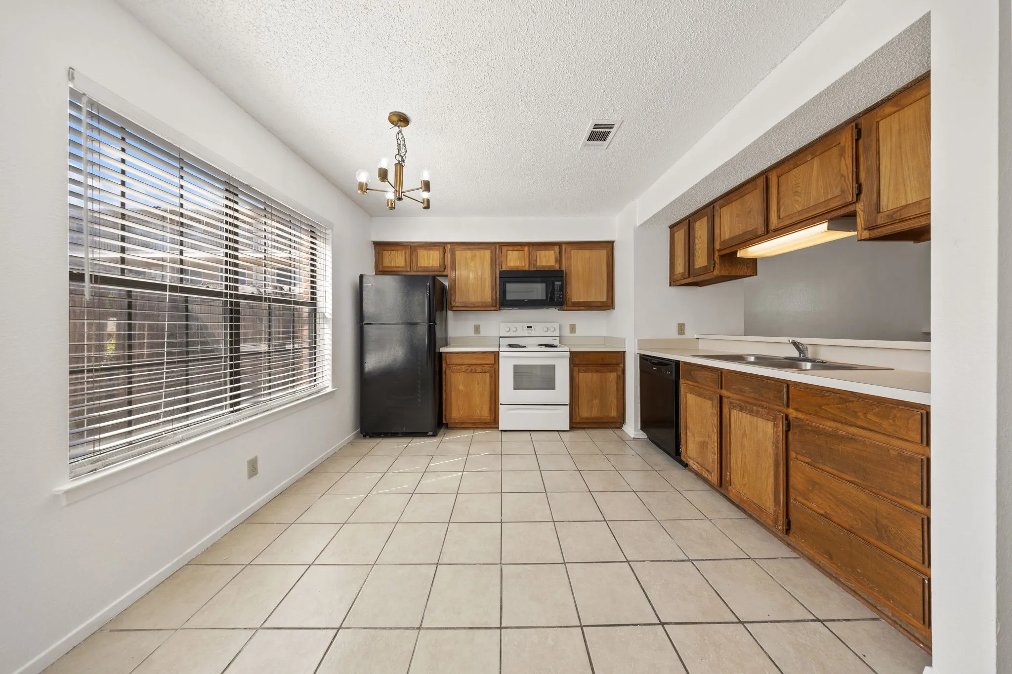 Condominium For Rent in Denton County , 929 W Hickory Street A5, Denton, Texas 76201, 2 Bedroom, 3 Bathroom, Garage spaces, 1,047 Sqft, built in 1985, mls#21366519, Real Estate Agent in Denton, Homes For Rent in Denton county, Homes For Rent in Denton, Realtor in Denton Texas, Real Estate Brokerage Independent Realty Texas, Luminita Cordes Realtor