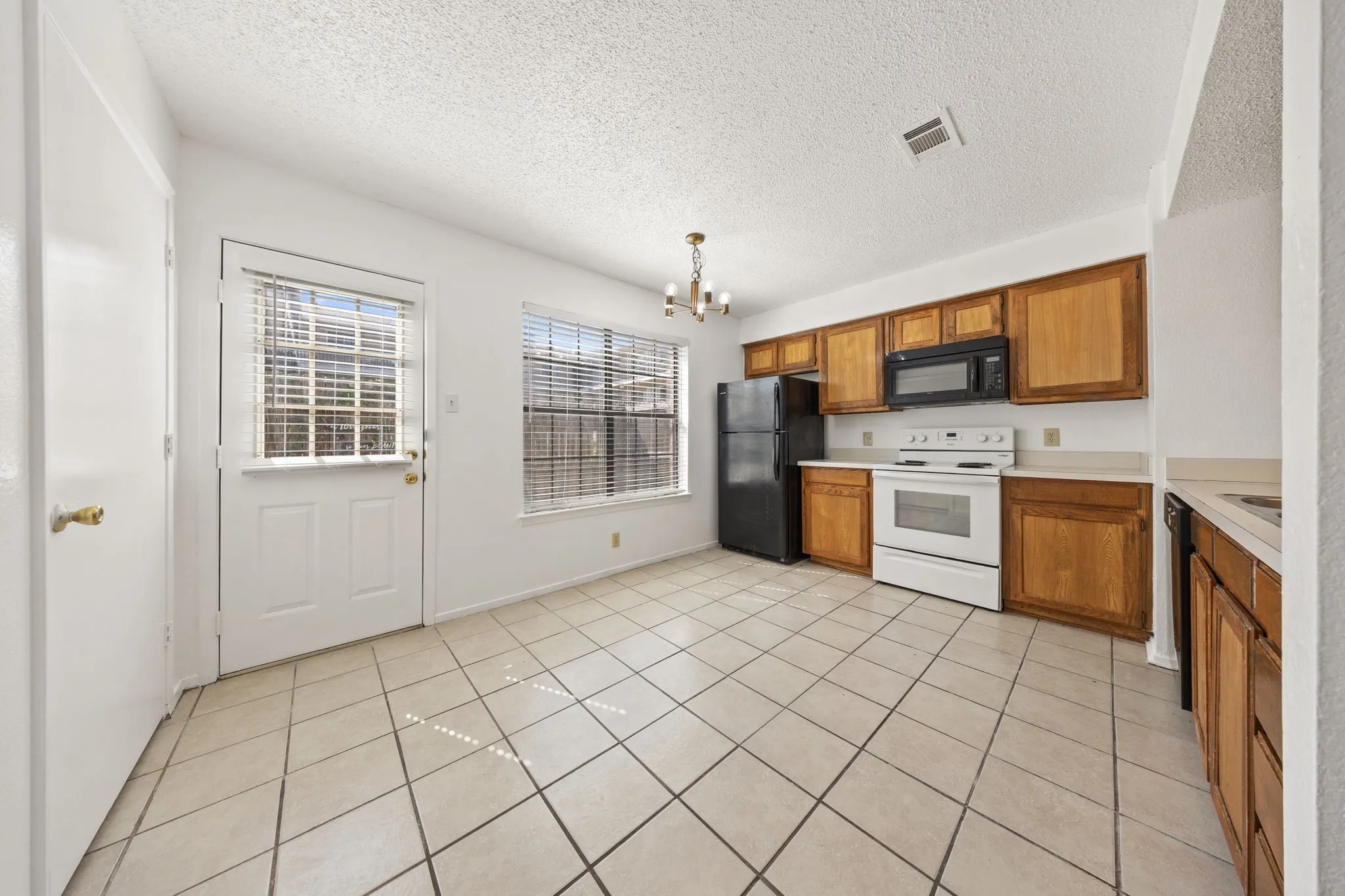 Condominium For Rent in Denton County , 929 W Hickory Street A5, Denton, Texas 76201, 2 Bedroom, 3 Bathroom, Garage spaces, 1,047 Sqft, built in 1985, mls#21366519, Real Estate Agent in Denton, Homes For Rent in Denton county, Homes For Rent in Denton, Realtor in Denton Texas, Real Estate Brokerage Independent Realty Texas, Luminita Cordes Realtor