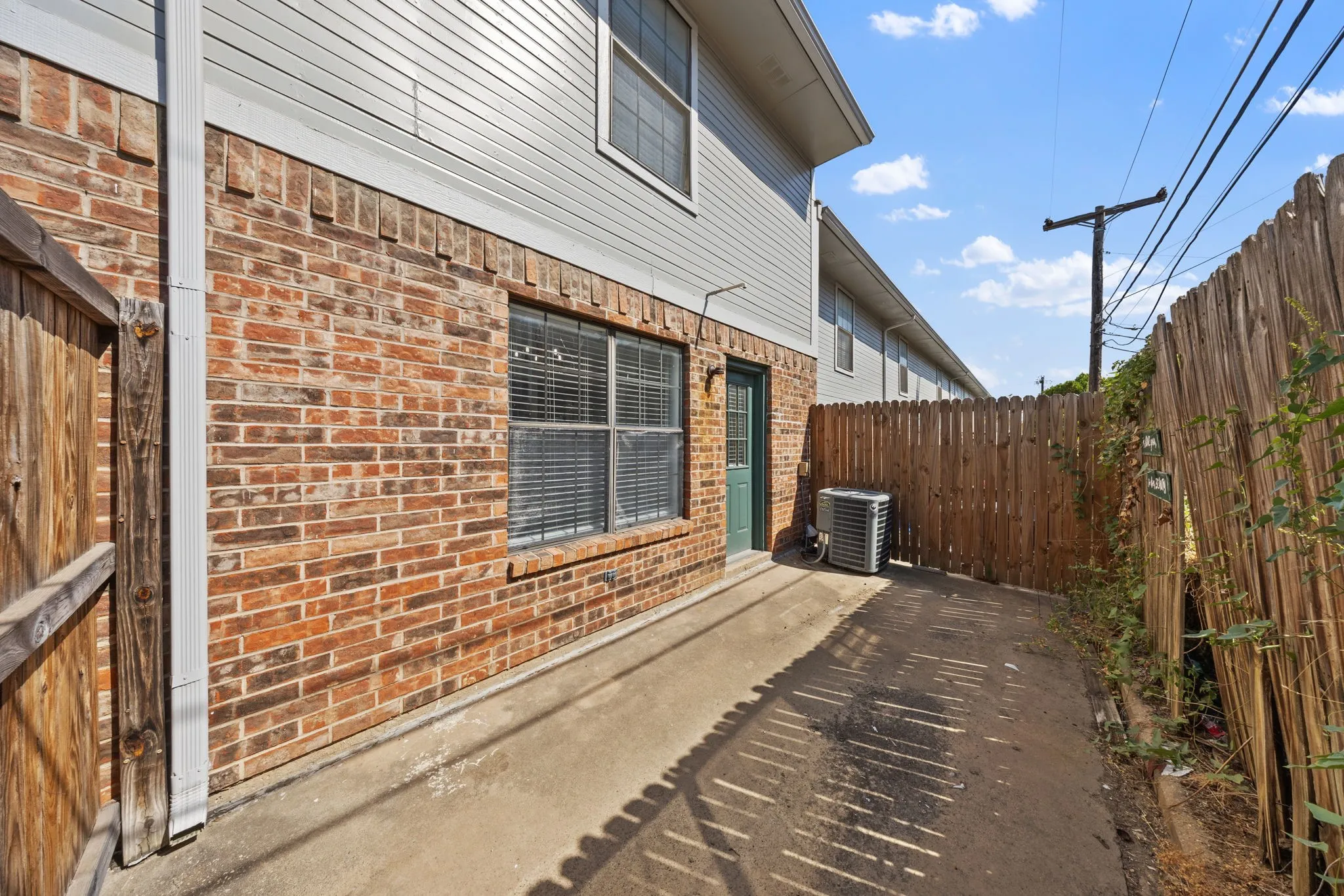 Condominium For Rent in Denton County , 929 W Hickory Street A5, Denton, Texas 76201, 2 Bedroom, 3 Bathroom, Garage spaces, 1,047 Sqft, built in 1985, mls#21366519, Real Estate Agent in Denton, Homes For Rent in Denton county, Homes For Rent in Denton, Realtor in Denton Texas, Real Estate Brokerage Independent Realty Texas, Luminita Cordes Realtor