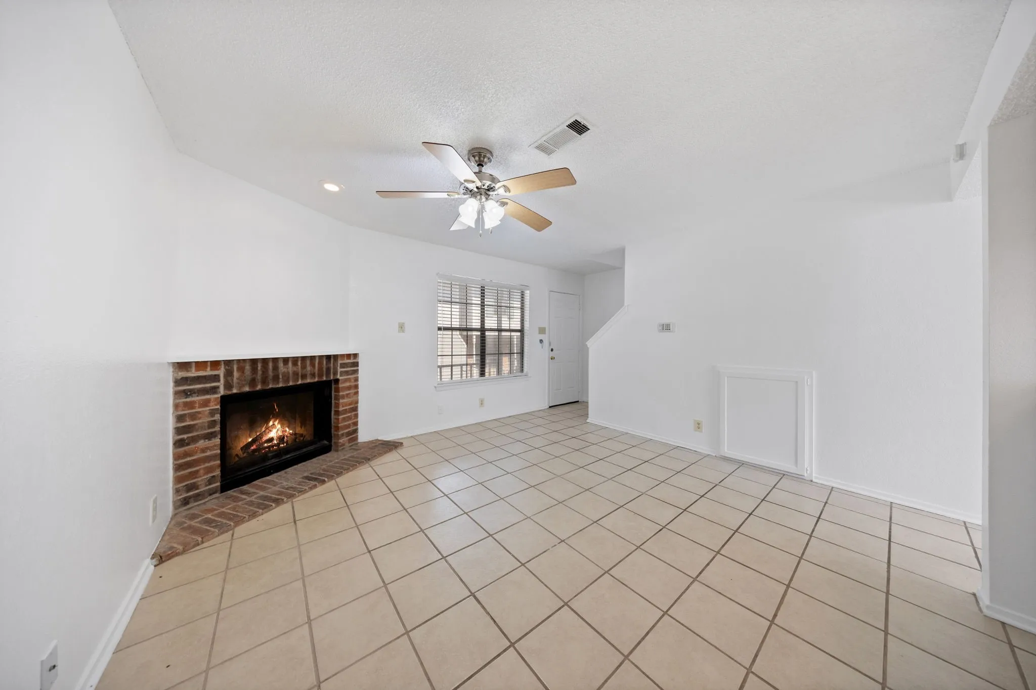 Condominium For Rent in Denton County , 929 W Hickory Street A5, Denton, Texas 76201, 2 Bedroom, 3 Bathroom, Garage spaces, 1,047 Sqft, built in 1985, mls#21366519, Real Estate Agent in Denton, Homes For Rent in Denton county, Homes For Rent in Denton, Realtor in Denton Texas, Real Estate Brokerage Independent Realty Texas, Luminita Cordes Realtor