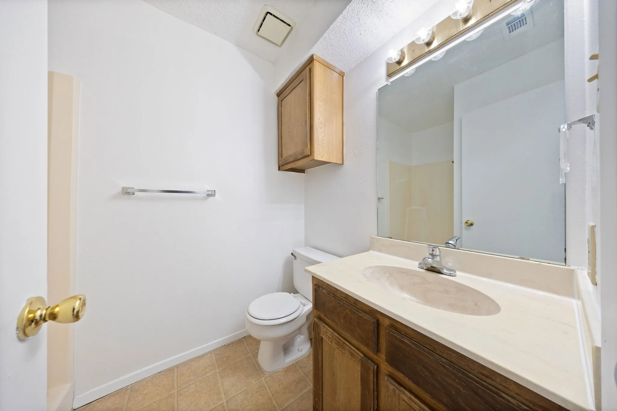 Condominium For Rent in Denton County , 929 W Hickory Street A5, Denton, Texas 76201, 2 Bedroom, 3 Bathroom, Garage spaces, 1,047 Sqft, built in 1985, mls#21366519, Real Estate Agent in Denton, Homes For Rent in Denton county, Homes For Rent in Denton, Realtor in Denton Texas, Real Estate Brokerage Independent Realty Texas, Luminita Cordes Realtor