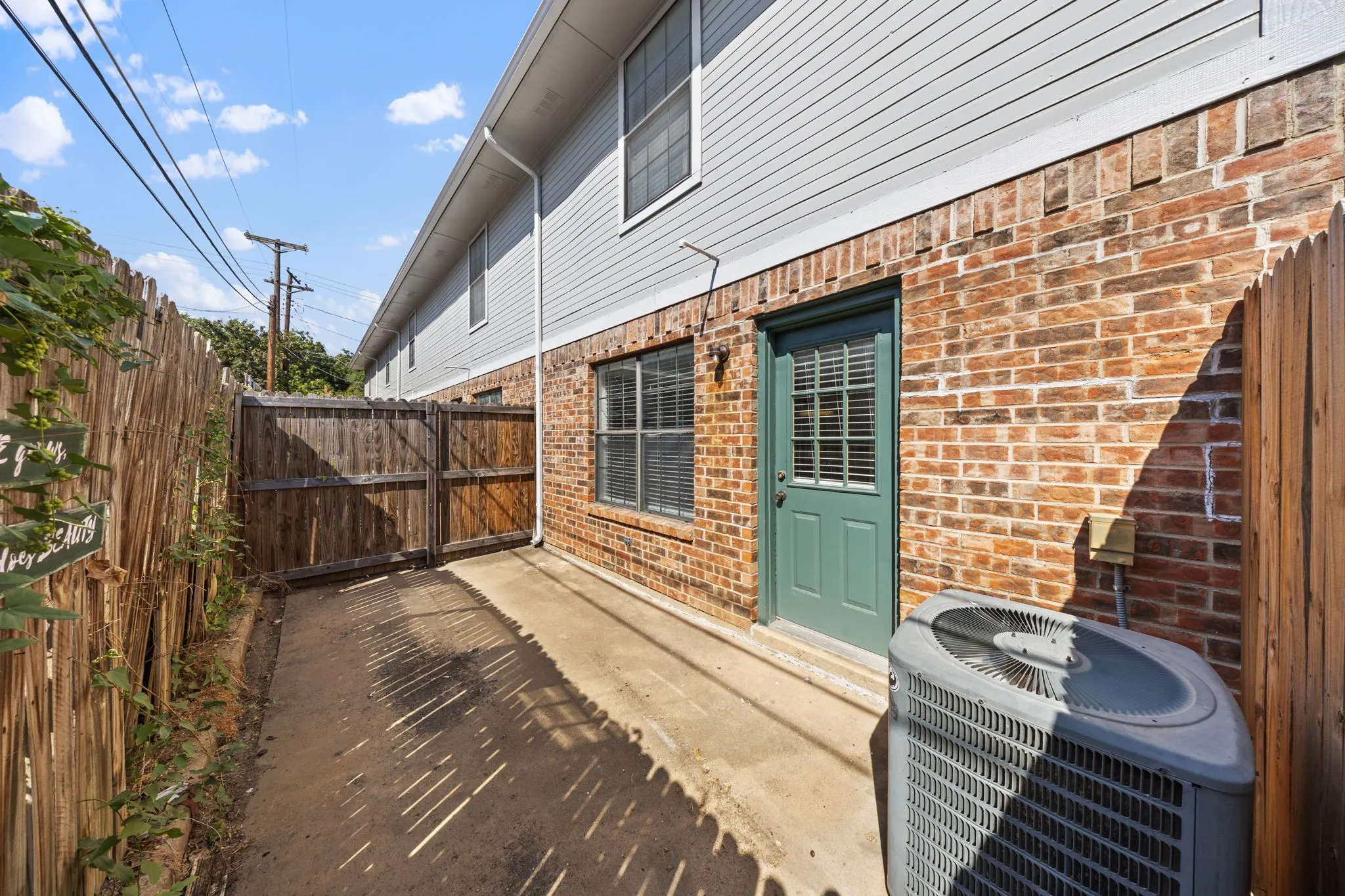 Condominium For Rent in Denton County , 929 W Hickory Street A5, Denton, Texas 76201, 2 Bedroom, 3 Bathroom, Garage spaces, 1,047 Sqft, built in 1985, mls#21366519, Real Estate Agent in Denton, Homes For Rent in Denton county, Homes For Rent in Denton, Realtor in Denton Texas, Real Estate Brokerage Independent Realty Texas, Luminita Cordes Realtor