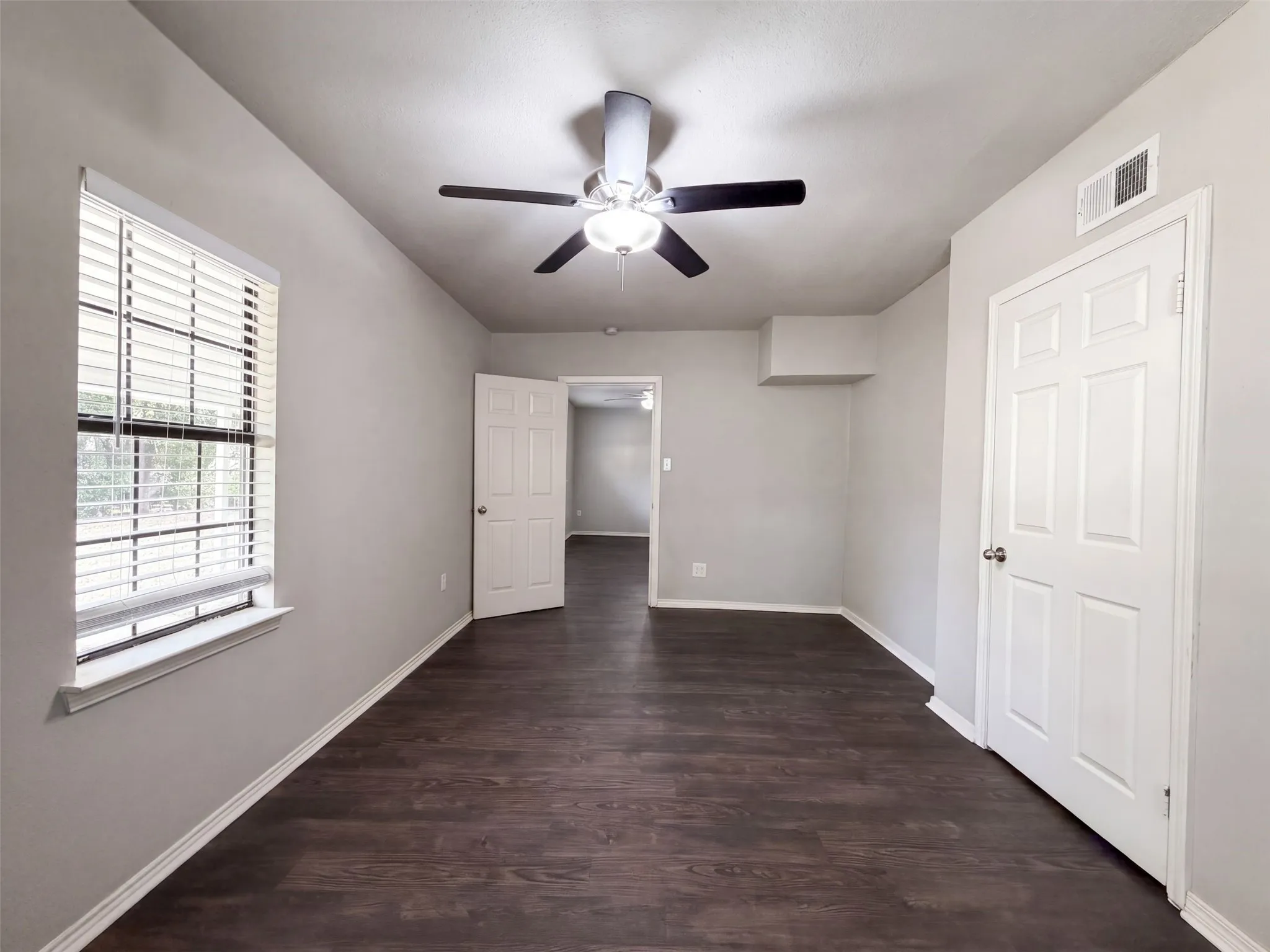 Single Family Residence For Sale in Dallas County , 330 E Coral Way, Grand Prairie, Texas 75051, 3 Bedroom, 2 Bathroom, 1 Garage spaces, 1,448 Sqft, built in 1961, mls#21371965, Real Estate Agent in Grand Prairie, Homes For Sale in Dallas county, Homes For Sale in Grand Prairie, Realtor in Grand Prairie Texas, Real Estate Brokerage Independent Realty Texas, Luminita Cordes Realtor