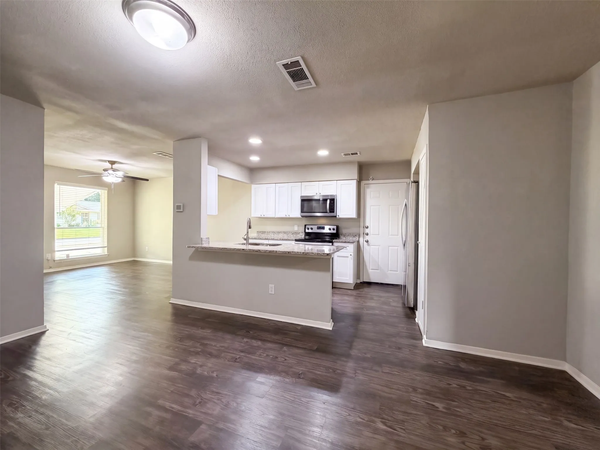 Single Family Residence For Sale in Dallas County , 330 E Coral Way, Grand Prairie, Texas 75051, 3 Bedroom, 2 Bathroom, 1 Garage spaces, 1,448 Sqft, built in 1961, mls#21371965, Real Estate Agent in Grand Prairie, Homes For Sale in Dallas county, Homes For Sale in Grand Prairie, Realtor in Grand Prairie Texas, Real Estate Brokerage Independent Realty Texas, Luminita Cordes Realtor