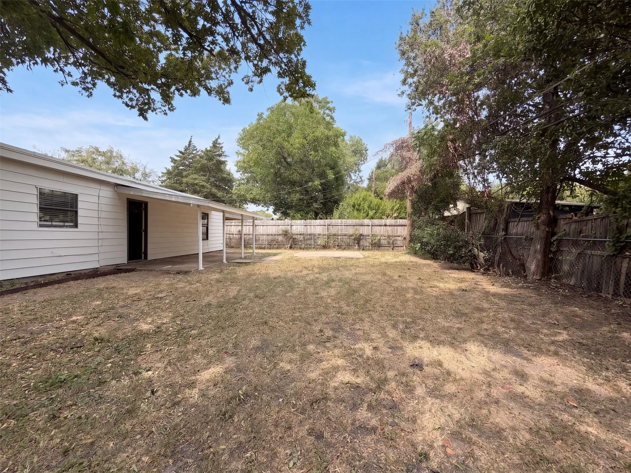 Single Family Residence For Sale in Dallas County , 330 E Coral Way, Grand Prairie, Texas 75051, 3 Bedroom, 2 Bathroom, 1 Garage spaces, 1,448 Sqft, built in 1961, mls#21371965, Real Estate Agent in Grand Prairie, Homes For Sale in Dallas county, Homes For Sale in Grand Prairie, Realtor in Grand Prairie Texas, Real Estate Brokerage Independent Realty Texas, Luminita Cordes Realtor