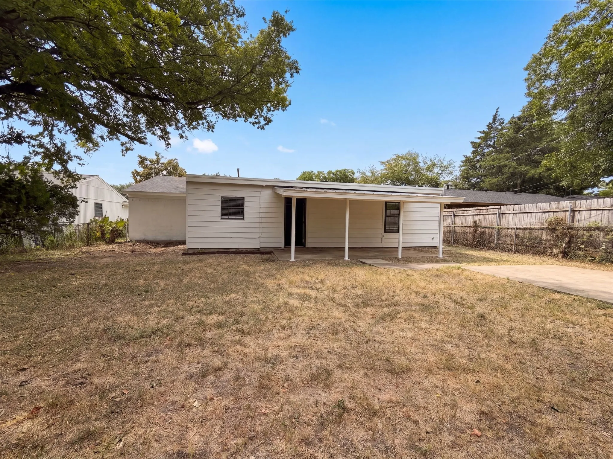 Single Family Residence For Sale in Dallas County , 330 E Coral Way, Grand Prairie, Texas 75051, 3 Bedroom, 2 Bathroom, 1 Garage spaces, 1,448 Sqft, built in 1961, mls#21371965, Real Estate Agent in Grand Prairie, Homes For Sale in Dallas county, Homes For Sale in Grand Prairie, Realtor in Grand Prairie Texas, Real Estate Brokerage Independent Realty Texas, Luminita Cordes Realtor