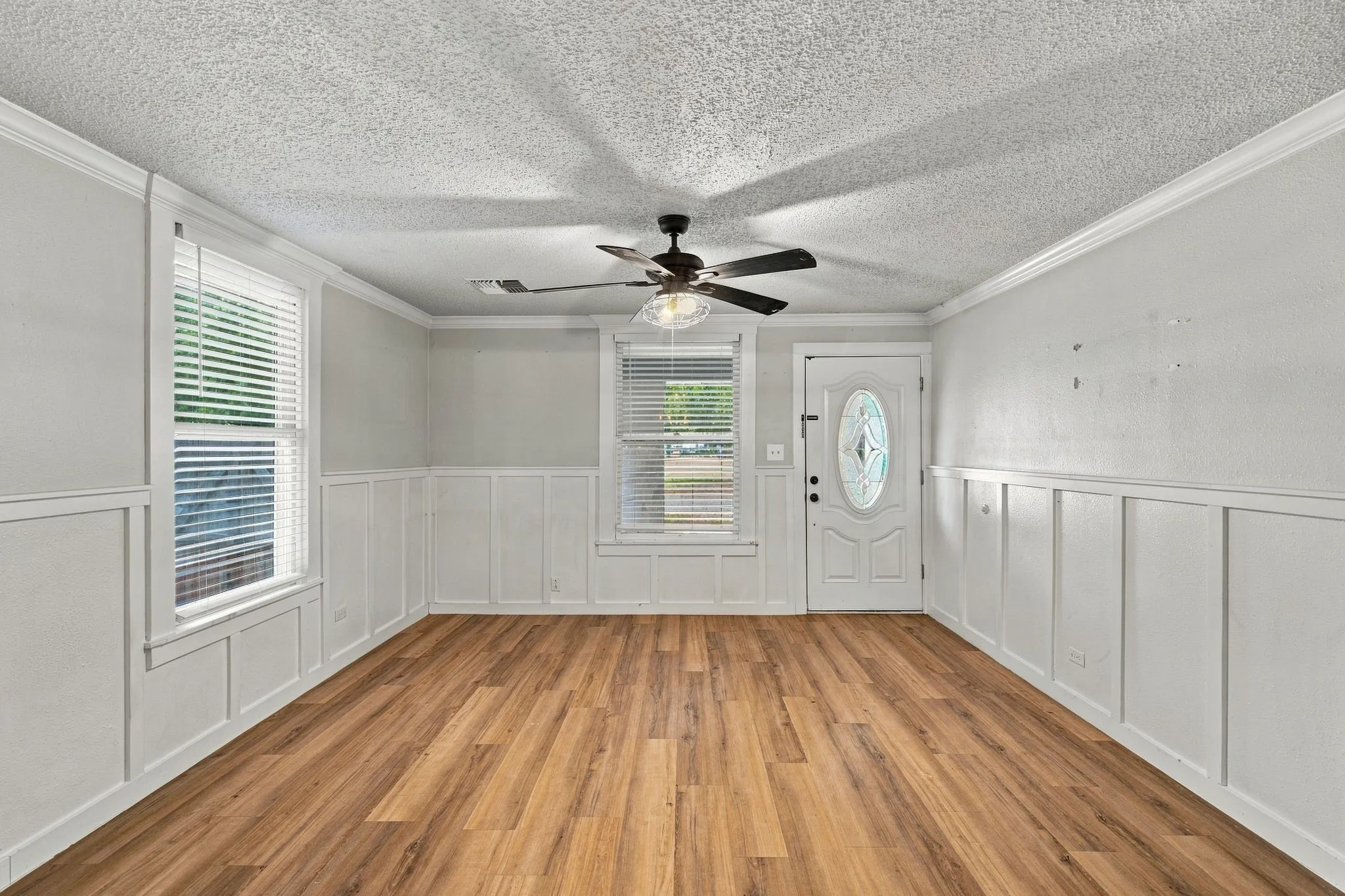 Single Family Residence For Sale in Johnson County , 203 N Pendell Avenue, Cleburne, Texas 76033, 3 Bedroom, 2 Bathroom, 1 Garage spaces, 1,346 Sqft, built in 1918, mls#21371969, Real Estate Agent in Cleburne, Homes For Sale in Johnson county, Homes For Sale in Cleburne, Realtor in Cleburne Texas, Real Estate Brokerage Independent Realty Texas, Luminita Cordes Realtor