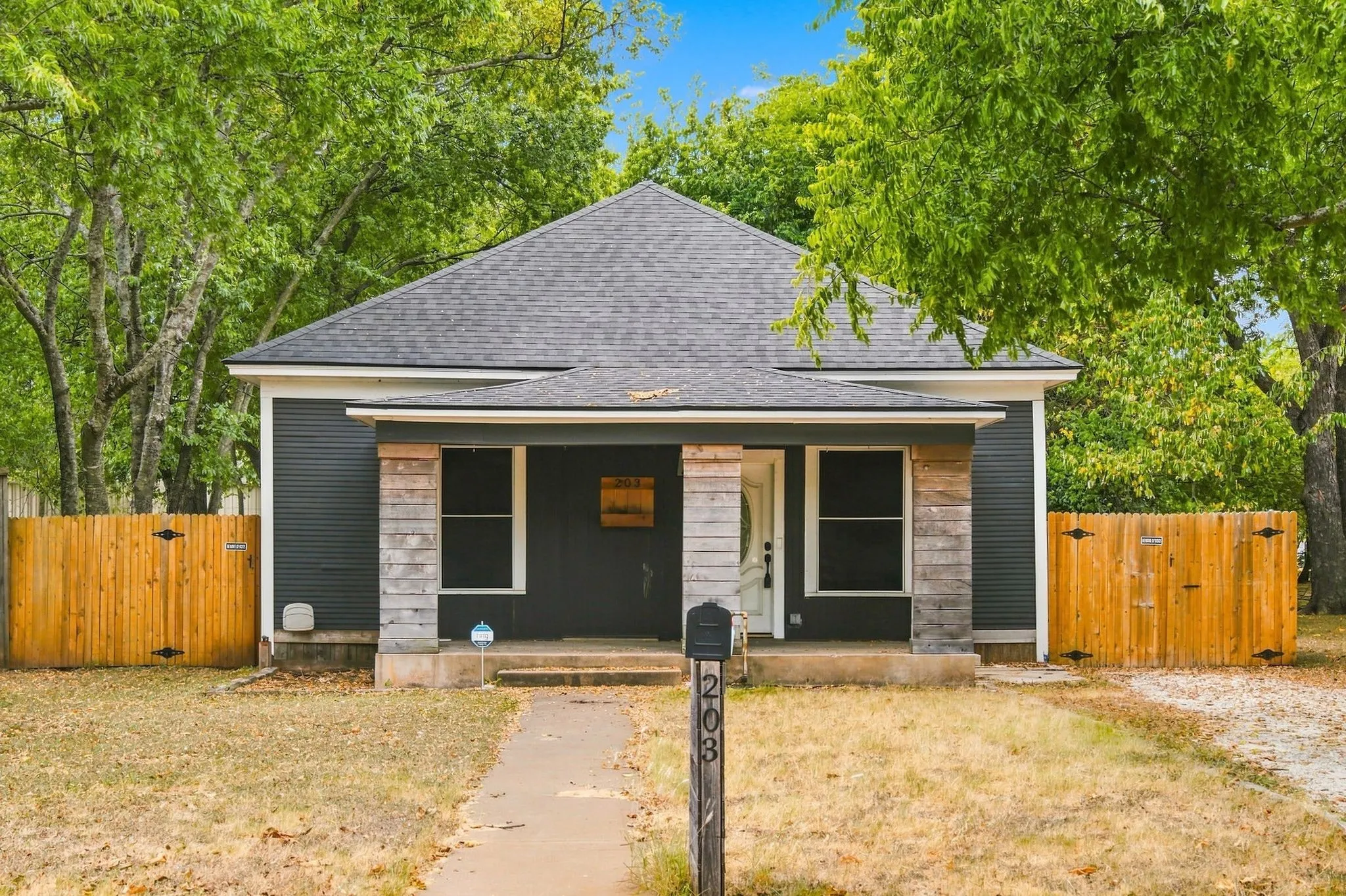 Single Family Residence For Sale in Johnson County , 203 N Pendell Avenue, Cleburne, Texas 76033, 3 Bedroom, 2 Bathroom, 1 Garage spaces, 1,346 Sqft, built in 1918, mls#21371969, Real Estate Agent in Cleburne, Homes For Sale in Johnson county, Homes For Sale in Cleburne, Realtor in Cleburne Texas, Real Estate Brokerage Independent Realty Texas, Luminita Cordes Realtor