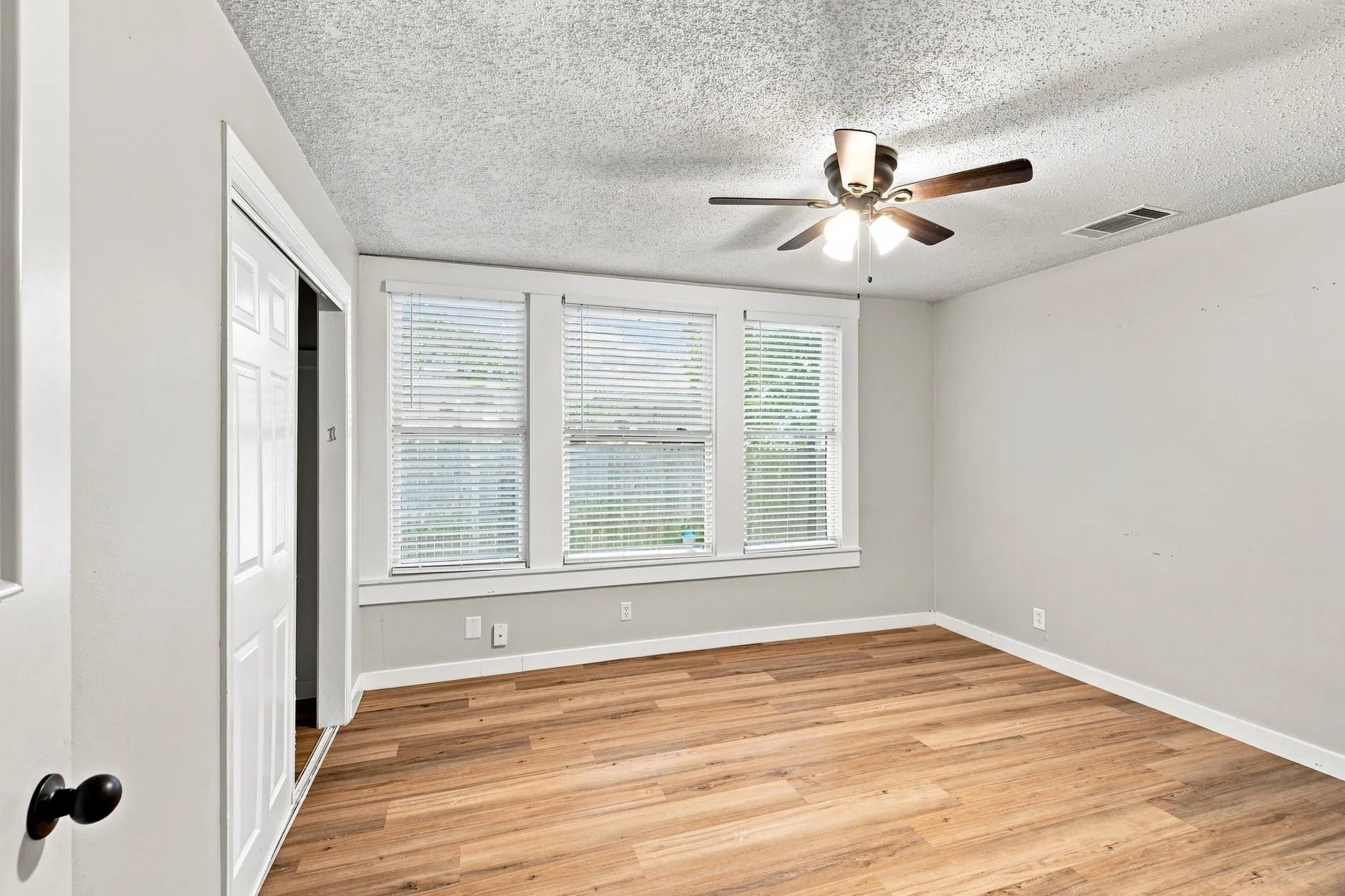 Single Family Residence For Sale in Johnson County , 203 N Pendell Avenue, Cleburne, Texas 76033, 3 Bedroom, 2 Bathroom, 1 Garage spaces, 1,346 Sqft, built in 1918, mls#21371969, Real Estate Agent in Cleburne, Homes For Sale in Johnson county, Homes For Sale in Cleburne, Realtor in Cleburne Texas, Real Estate Brokerage Independent Realty Texas, Luminita Cordes Realtor