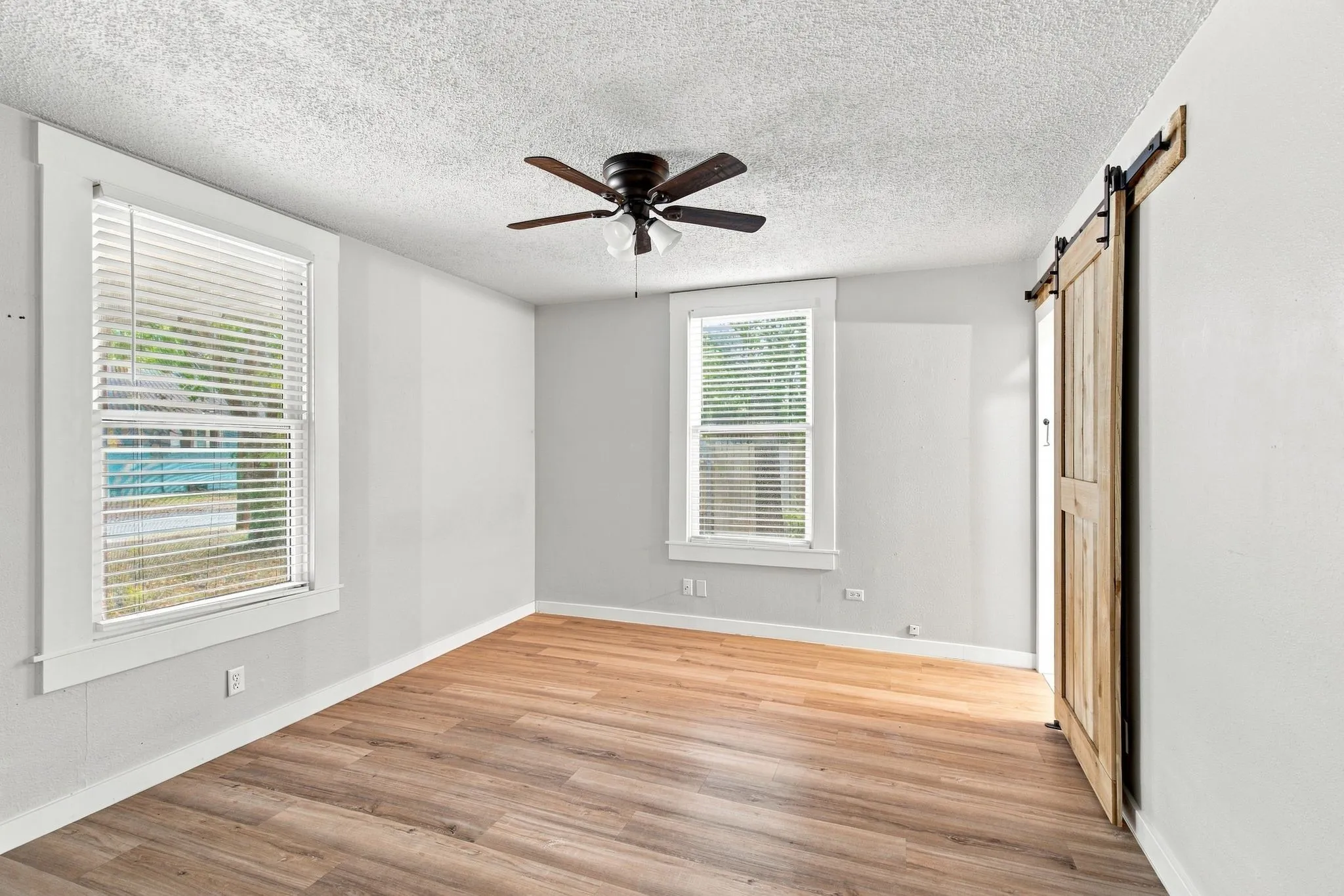 Single Family Residence For Sale in Johnson County , 203 N Pendell Avenue, Cleburne, Texas 76033, 3 Bedroom, 2 Bathroom, 1 Garage spaces, 1,346 Sqft, built in 1918, mls#21371969, Real Estate Agent in Cleburne, Homes For Sale in Johnson county, Homes For Sale in Cleburne, Realtor in Cleburne Texas, Real Estate Brokerage Independent Realty Texas, Luminita Cordes Realtor