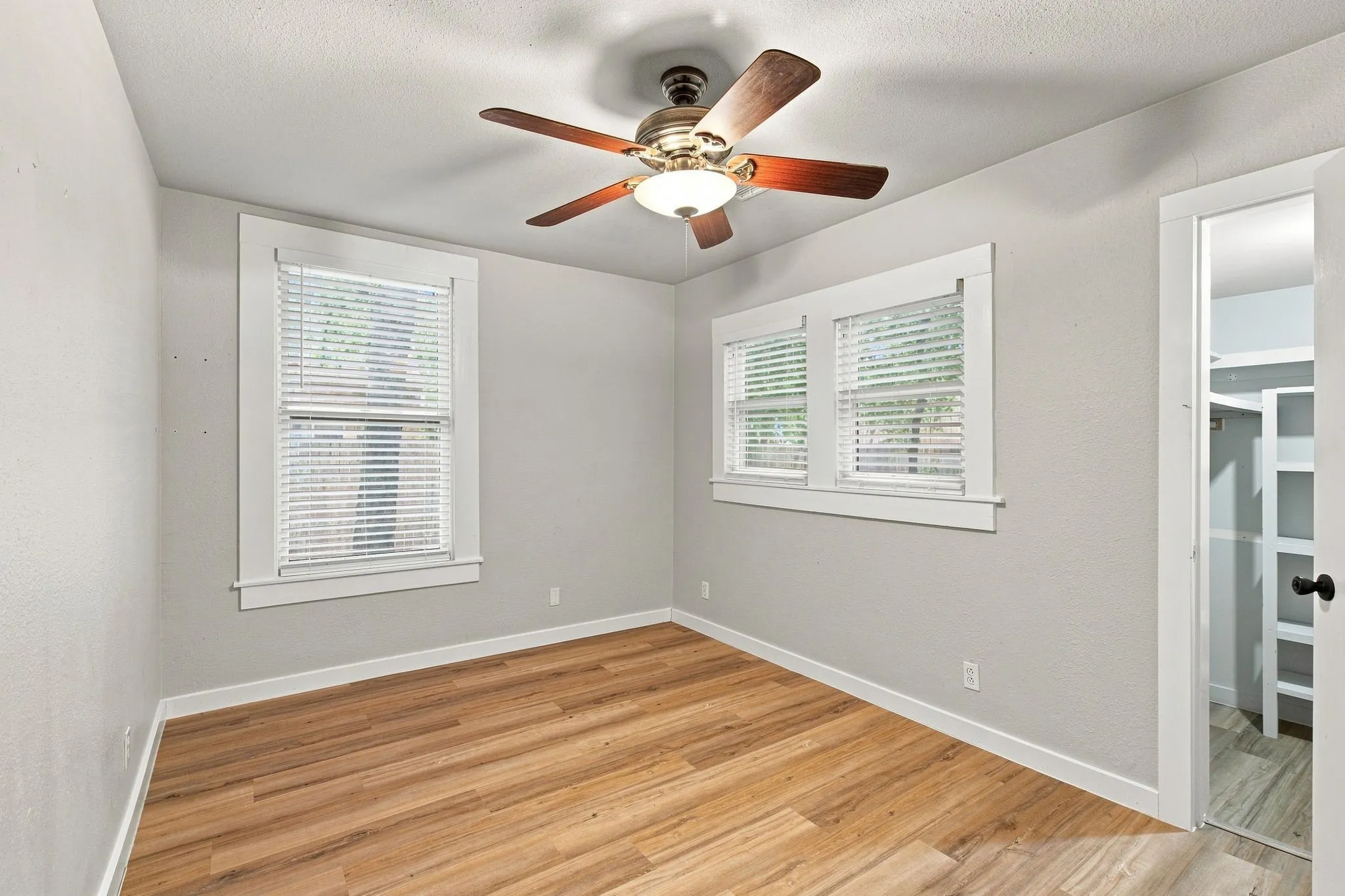 Single Family Residence For Sale in Johnson County , 203 N Pendell Avenue, Cleburne, Texas 76033, 3 Bedroom, 2 Bathroom, 1 Garage spaces, 1,346 Sqft, built in 1918, mls#21371969, Real Estate Agent in Cleburne, Homes For Sale in Johnson county, Homes For Sale in Cleburne, Realtor in Cleburne Texas, Real Estate Brokerage Independent Realty Texas, Luminita Cordes Realtor