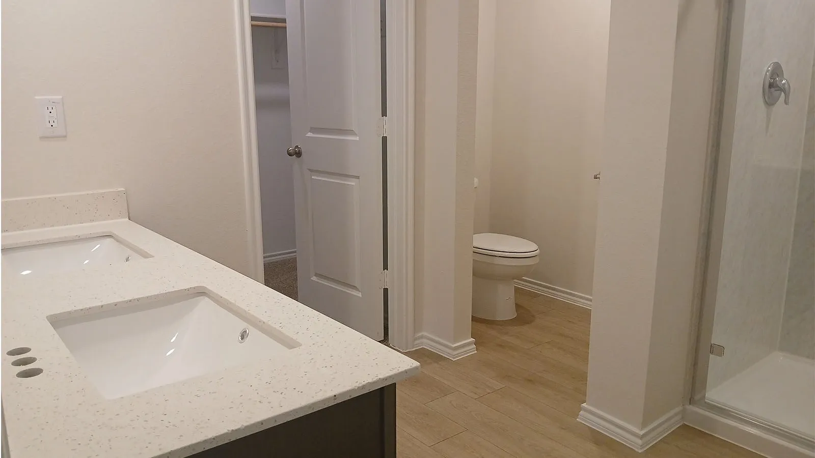 Dual undermount sinks with light-toned countertop