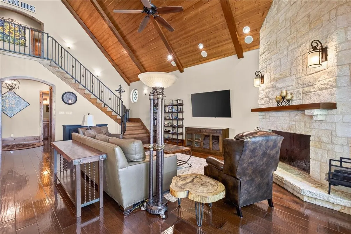 Single Family Residence For Sale in Henderson County , 117 Arrowhead Way, Mabank, Texas 75156, 4 Bedroom, 4 Bathroom, 2 Garage spaces, 3,544 Sqft, built in 2012, mls#21371968, Real Estate Agent in Mabank, Homes For Sale in Henderson county, Homes For Sale in Mabank, Realtor in Mabank Texas, Real Estate Brokerage Independent Realty Texas, Luminita Cordes Realtor
