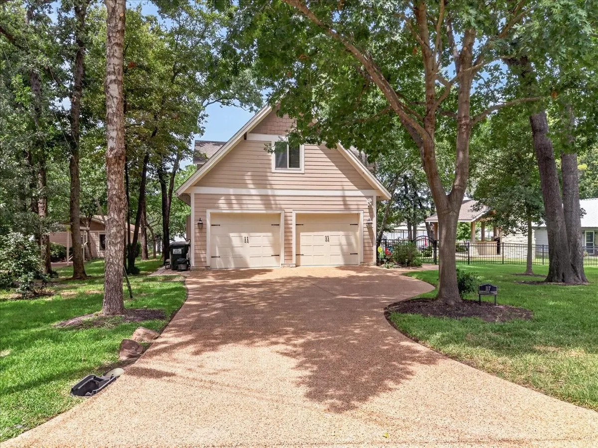 Single Family Residence For Sale in Henderson County , 117 Arrowhead Way, Mabank, Texas 75156, 4 Bedroom, 4 Bathroom, 2 Garage spaces, 3,544 Sqft, built in 2012, mls#21371968, Real Estate Agent in Mabank, Homes For Sale in Henderson county, Homes For Sale in Mabank, Realtor in Mabank Texas, Real Estate Brokerage Independent Realty Texas, Luminita Cordes Realtor
