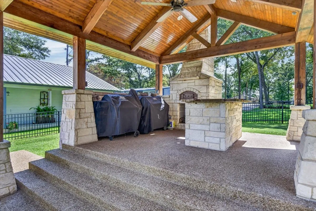 Pizza oven and outdoor kitchen is such a beautiful entertaining space!