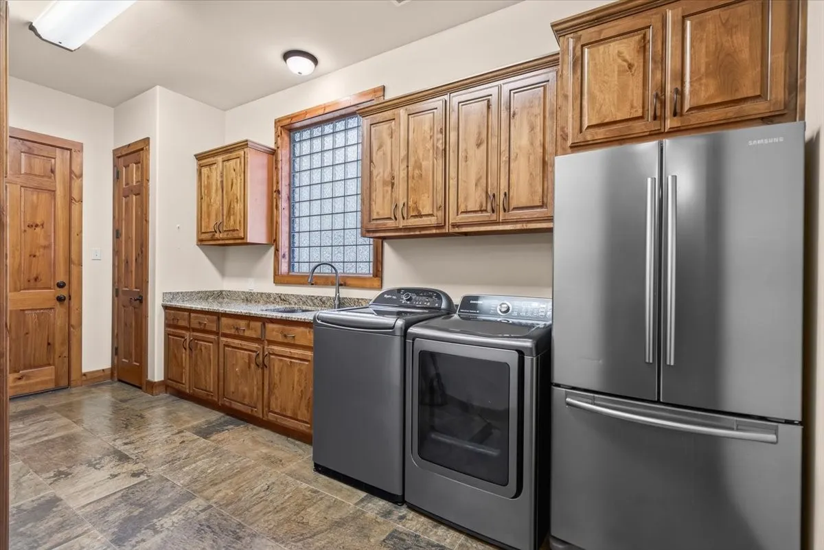 Single Family Residence For Sale in Henderson County , 117 Arrowhead Way, Mabank, Texas 75156, 4 Bedroom, 4 Bathroom, 2 Garage spaces, 3,544 Sqft, built in 2012, mls#21371968, Real Estate Agent in Mabank, Homes For Sale in Henderson county, Homes For Sale in Mabank, Realtor in Mabank Texas, Real Estate Brokerage Independent Realty Texas, Luminita Cordes Realtor