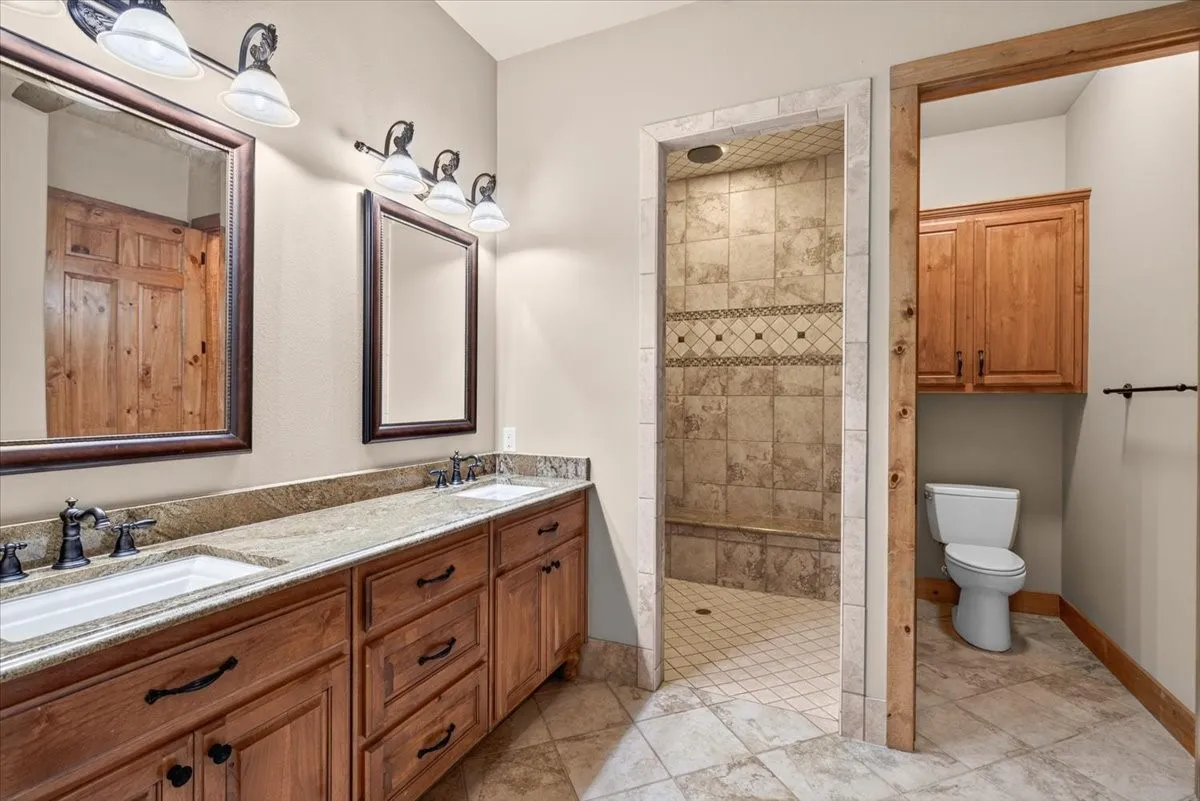 Single Family Residence For Sale in Henderson County , 117 Arrowhead Way, Mabank, Texas 75156, 4 Bedroom, 4 Bathroom, 2 Garage spaces, 3,544 Sqft, built in 2012, mls#21371968, Real Estate Agent in Mabank, Homes For Sale in Henderson county, Homes For Sale in Mabank, Realtor in Mabank Texas, Real Estate Brokerage Independent Realty Texas, Luminita Cordes Realtor