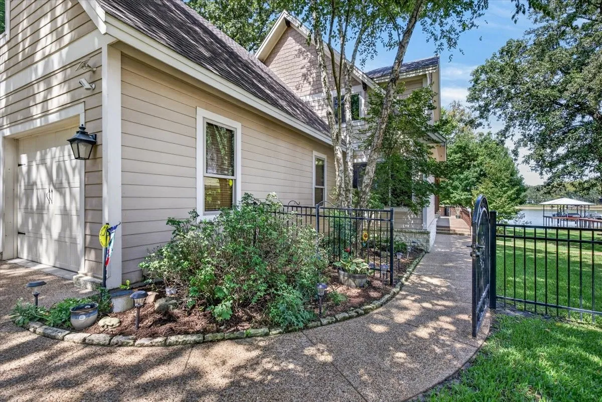 Single Family Residence For Sale in Henderson County , 117 Arrowhead Way, Mabank, Texas 75156, 4 Bedroom, 4 Bathroom, 2 Garage spaces, 3,544 Sqft, built in 2012, mls#21371968, Real Estate Agent in Mabank, Homes For Sale in Henderson county, Homes For Sale in Mabank, Realtor in Mabank Texas, Real Estate Brokerage Independent Realty Texas, Luminita Cordes Realtor