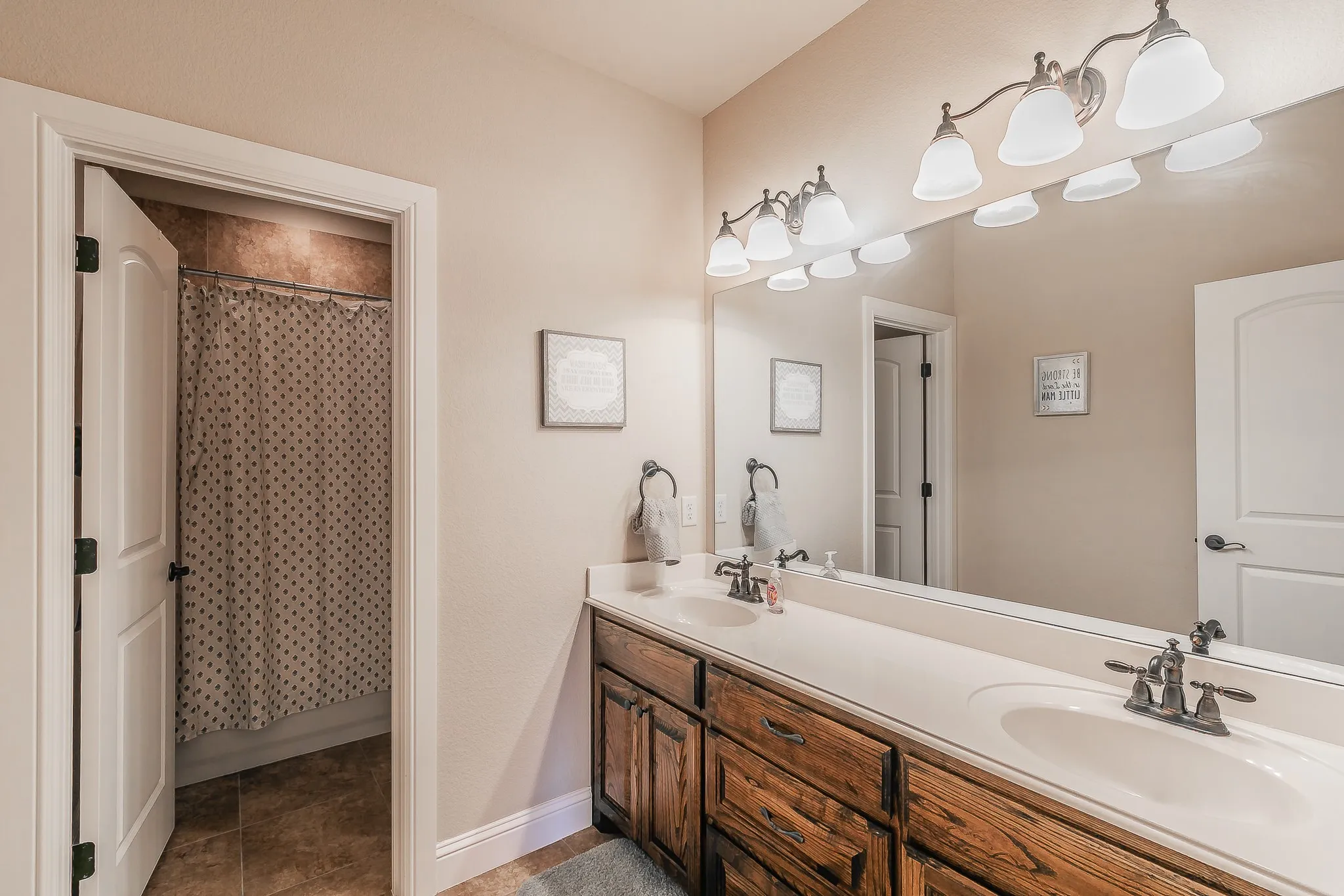 Single Family Residence For Sale in Tarrant County , 8649 Wishing Tree Lane, North Richland Hills, Texas 76182, 4 Bedroom, 3 Bathroom, 3 Garage spaces, 3,647 Sqft, built in 2007, mls#21371070, Real Estate Agent in North Richland Hills, Homes For Sale in Tarrant county, Homes For Sale in North Richland Hills, Realtor in North Richland Hills Texas, Real Estate Brokerage Independent Realty Texas, Luminita Cordes Realtor