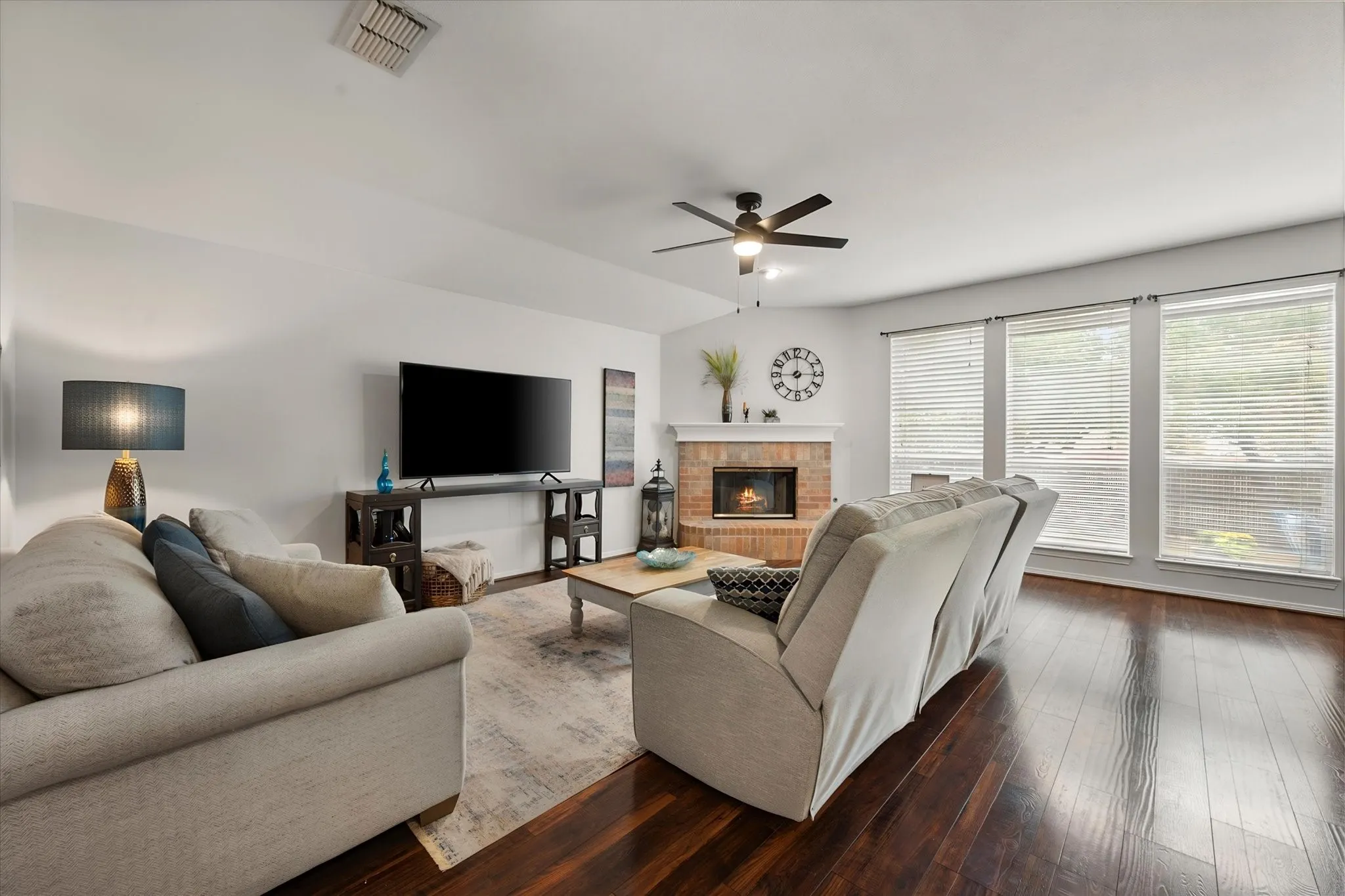Single Family Residence For Sale in Tarrant County , 6920 Coldwater Canyon Road, Fort Worth, Texas 76132, 3 Bedroom, 2 Bathroom, 2 Garage spaces, 1,869 Sqft, built in 2000, mls#21369967, Real Estate Agent in Fort Worth, Homes For Sale in Tarrant county, Homes For Sale in Fort Worth, Realtor in Fort Worth Texas, Real Estate Brokerage Independent Realty Texas, Luminita Cordes Realtor