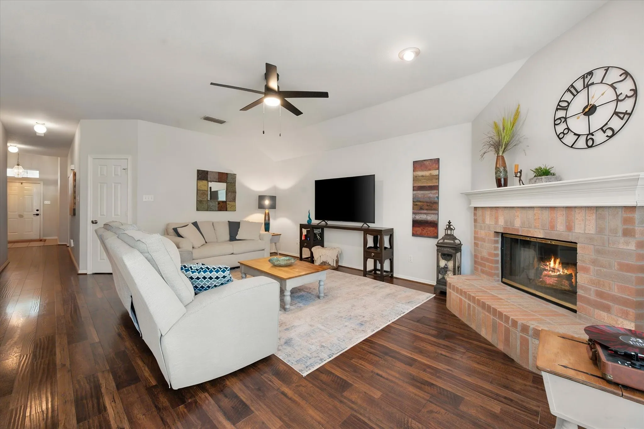 Single Family Residence For Sale in Tarrant County , 6920 Coldwater Canyon Road, Fort Worth, Texas 76132, 3 Bedroom, 2 Bathroom, 2 Garage spaces, 1,869 Sqft, built in 2000, mls#21369967, Real Estate Agent in Fort Worth, Homes For Sale in Tarrant county, Homes For Sale in Fort Worth, Realtor in Fort Worth Texas, Real Estate Brokerage Independent Realty Texas, Luminita Cordes Realtor