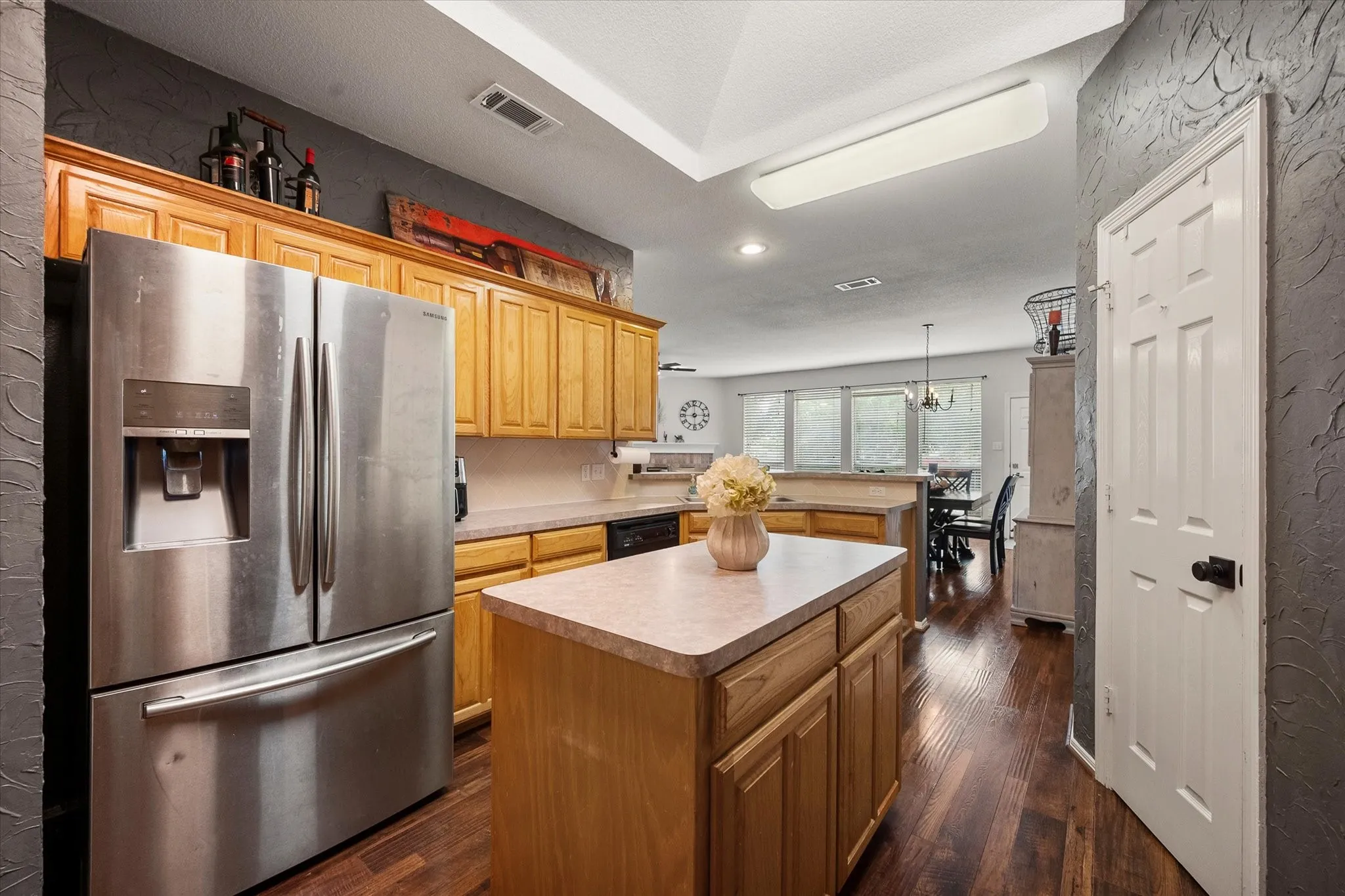 Single Family Residence For Sale in Tarrant County , 6920 Coldwater Canyon Road, Fort Worth, Texas 76132, 3 Bedroom, 2 Bathroom, 2 Garage spaces, 1,869 Sqft, built in 2000, mls#21369967, Real Estate Agent in Fort Worth, Homes For Sale in Tarrant county, Homes For Sale in Fort Worth, Realtor in Fort Worth Texas, Real Estate Brokerage Independent Realty Texas, Luminita Cordes Realtor