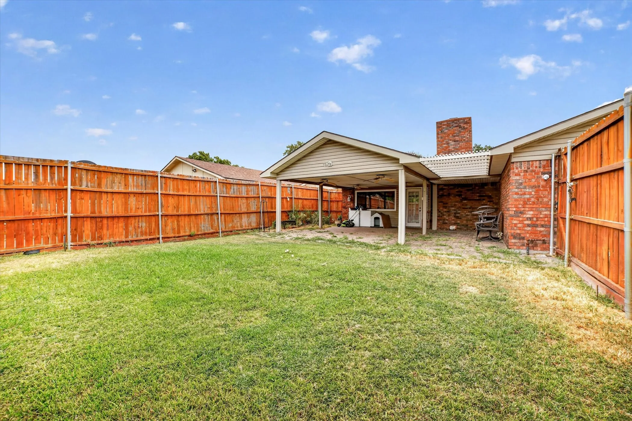 Single Family Residence For Sale in Dallas County , 6217 Fallbrook Drive, Garland, Texas 75043, 3 Bedroom, 2 Bathroom, 2 Garage spaces, 1,988 Sqft, built in 1977, mls#21370964, Real Estate Agent in Garland, Homes For Sale in Dallas county, Homes For Sale in Garland, Realtor in Garland Texas, Real Estate Brokerage Independent Realty Texas, Luminita Cordes Realtor