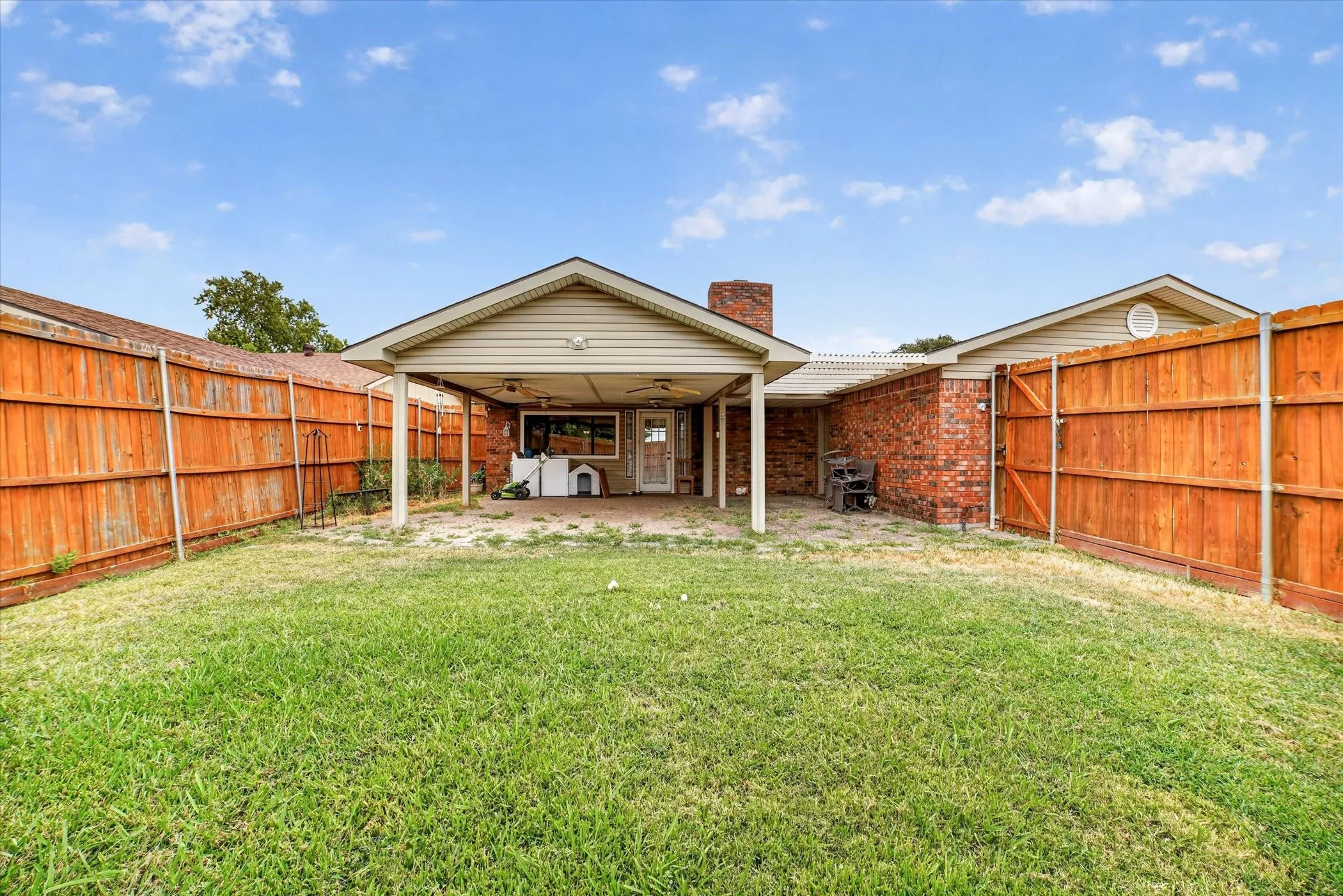 Single Family Residence For Sale in Dallas County , 6217 Fallbrook Drive, Garland, Texas 75043, 3 Bedroom, 2 Bathroom, 2 Garage spaces, 1,988 Sqft, built in 1977, mls#21370964, Real Estate Agent in Garland, Homes For Sale in Dallas county, Homes For Sale in Garland, Realtor in Garland Texas, Real Estate Brokerage Independent Realty Texas, Luminita Cordes Realtor